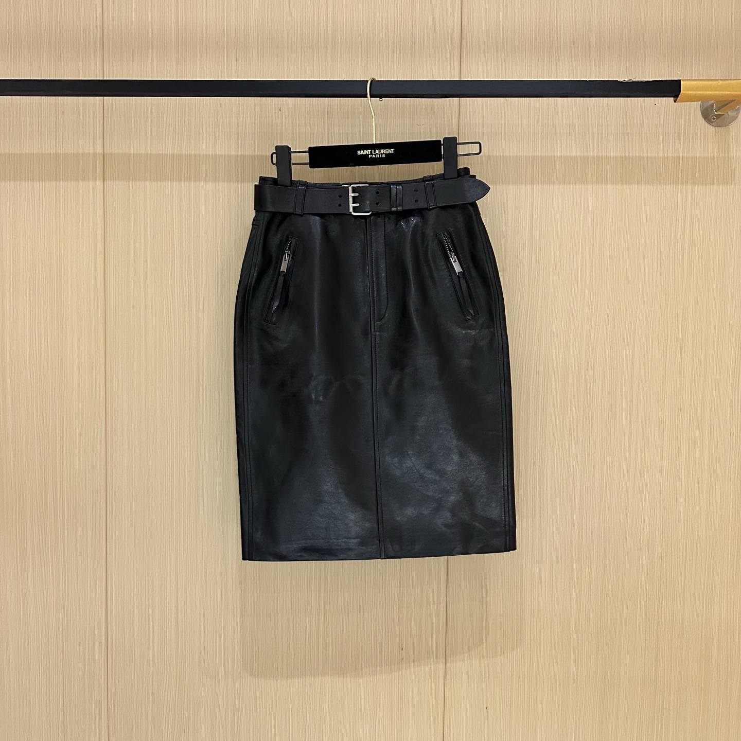 NO:890754,————Saint Laurent ————Imported original vegetable tanned leather, the most outstanding leather skirt this year!   2026 spring new product imported lambskin!  Look at the leather details!  Stylish and classy!  2 colors, exquisite workmanship and high quality!  The version is not picky, fashionable and versatile. Sizes S-XL, saint laurent-clothing, saint laurent, saint laurent, skirts, sheepskin,19860909————Saint Laurent 圣罗兰 ———— 进口原版植鞣皮 今年最出彩的皮裙！  2026春季新品 进口小羊皮！皮质看细节！时髦且有档次！2色 做工细腻高级！版型不挑人 时髦且百搭 尺码S-XL,圣罗兰-服装,saint laurent,saint laurent,skirts,sheepskin,,Women's clothing