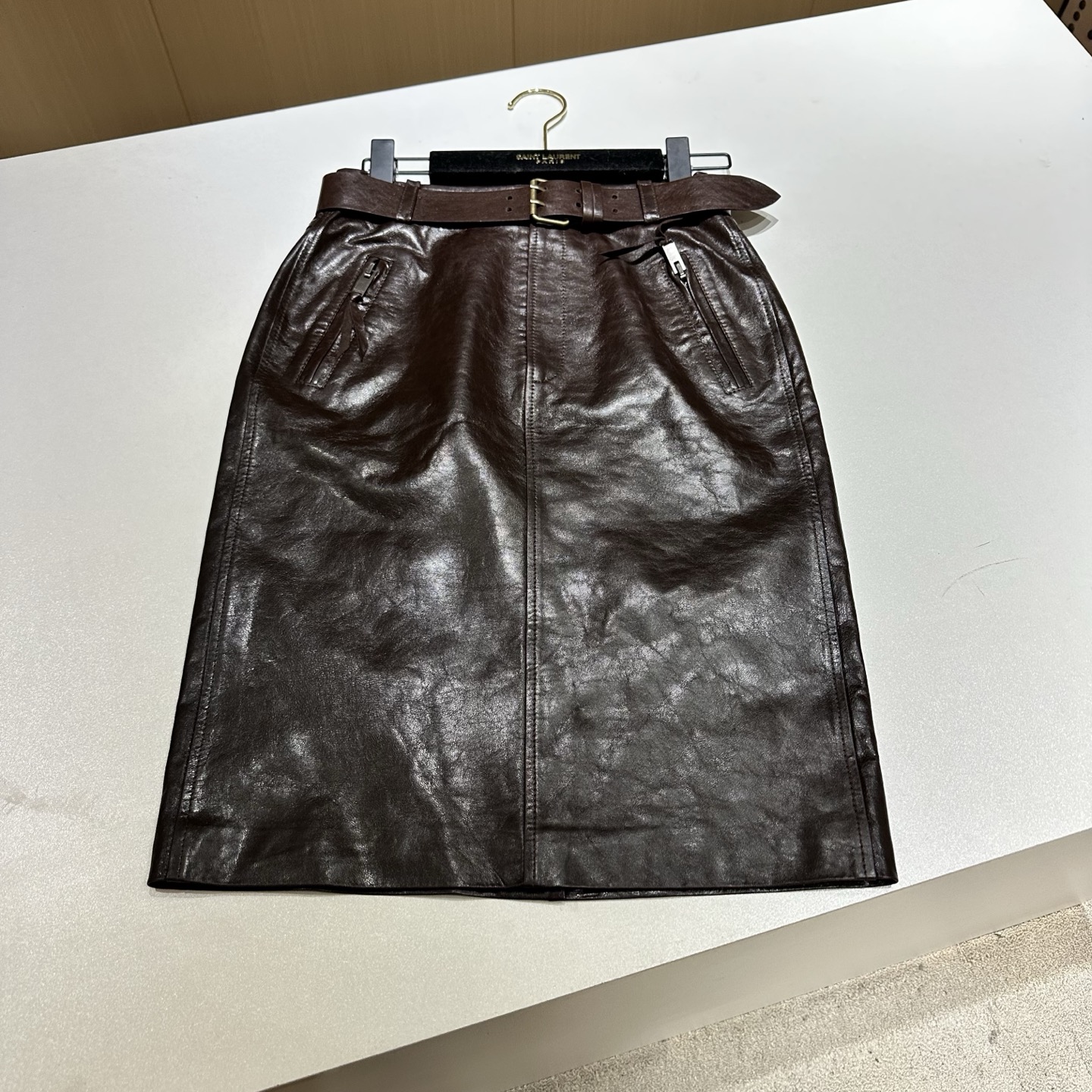 NO:873772,————Saint Laurent ————Imported original vegetable tanned leather, the most outstanding leather skirt this year!   2026 spring new product imported lambskin!  Look at the leather details!  Stylish and classy!  2 colors, exquisite workmanship and high quality!  The version is not picky, fashionable and versatile. Sizes S-XL, saint laurent-clothing, saint laurent, saint laurent, skirts, sheepskin,19860909————Saint Laurent 圣罗兰 ———— 进口原版植鞣皮 今年最出彩的皮裙！  2026春季新品 进口小羊皮！皮质看细节！时髦且有档次！2色 做工细腻高级！版型不挑人 时髦且百搭 尺码S-XL,圣罗兰-服装,saint laurent,saint laurent,skirts,sheepskin,,Women's clothing