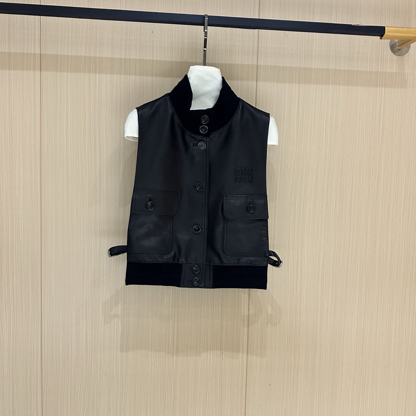 NO:889806,————MiuMiu—————— 2026SS new imported anti-velvet vest!  . The best outerwear piece of the season!  Original custom-made, sweet and cool retro style, easy-to-match and fashionable version!  Simple and elegant!  - MATERIAL Material - Fabric imported lambskin (imported suede) sizeS-XL, Miumiu-clothing, miumiu, jackets & coats, sheepskin,19860909——————MiuMiu—————— 2026SS新品进口反绒小马甲！. 本季度最佳外套单品！原版订制 甜酷风复古气质,版型不挑人百搭又时髦！简单简约又高级！ - MATERIAL 材质 - 面料进口小羊皮（进口反绒） sizeS-XL,缪缪-服装,miumiu,jackets & coats,sheepskin,,Women's clothing