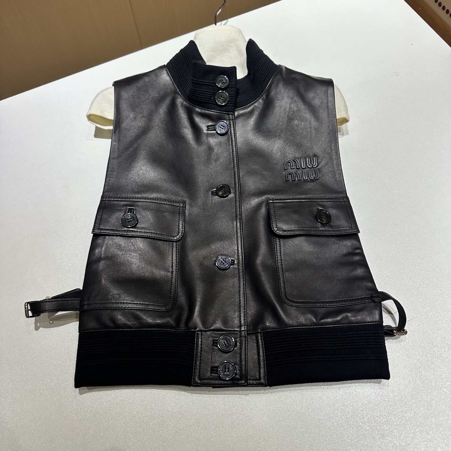 NO:868725,————MiuMiu—————— 2026SS new imported anti-velvet vest!  . The best outerwear piece of the season!  Original custom-made, sweet and cool retro style, easy-to-match and fashionable version!  Simple and elegant!  - MATERIAL Material - Fabric imported lambskin (imported suede) sizeS-XL, Miumiu-clothing, miumiu, jackets & coats, sheepskin,19860909——————MiuMiu—————— 2026SS新品进口反绒小马甲！. 本季度最佳外套单品！原版订制 甜酷风复古气质,版型不挑人百搭又时髦！简单简约又高级！ - MATERIAL 材质 - 面料进口小羊皮（进口反绒） sizeS-XL,缪缪-服装,miumiu,jackets & coats,sheepskin,,Women's clothing