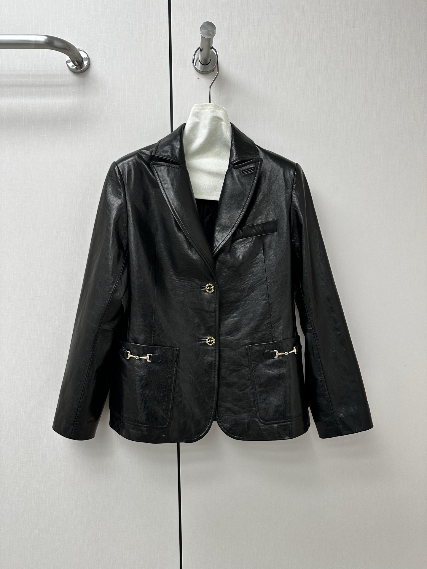 NO:890780,# Genuine leather workwear suit with original customized hardware and accessories. Made of oil-waxed leather imported from New Zealand. Sizes S, M, L, XL. Brand story Guccl  (Gucci) is a fashion luxury brand originating from Italy and one of the global luxury brands. It was founded by Guccio Gucci in Florence, Italy in 1919. Gucci's products include fashion, leather goods, leather shoes, watches, ties, scarves, perfumes, household products and pet products, etc. It is famous for its unique creativity and innovation, as well as exquisite Italian craftsmanship. CUCCI brand fashion has always been famous for its high-end, luxury and sexy, Gucci - clothing, gucci, gucci, business  suits,ties,19860909# 真皮气质工装西装原版定制五金辅料 采用新西兰进口油蜡皮料 尺码S,M,L,XL 品牌故事 Guccl (古驰)是源于意大利的时装奢饰品牌,是全球奢侈品品牌之一.由古驰奥-古驰在19于意大利佛罗伦萨创办.古驰的产品包括时装、皮具、皮鞋、手表、领带、丝巾、香水、家居用品及宠物用品等,借由其独特的创意和革新,以及精湛的意大利工艺闻名于世. CUcCI 品牌时装一向以高档、豪华、性感而闻名于世,古驰-服装,gucci,gucci,business suit,ties,,Women's clothing