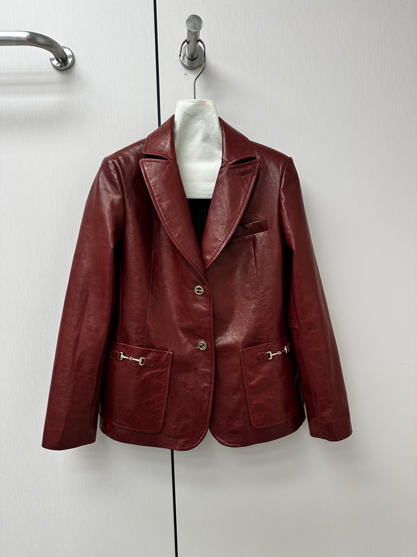 NO:897617,# Genuine leather workwear suit with original customized hardware and accessories. Made of oil-waxed leather imported from New Zealand. Sizes S, M, L, XL. Brand story Guccl  (Gucci) is a fashion luxury brand originating from Italy and one of the global luxury brands. It was founded by Guccio Gucci in Florence, Italy in 1919. Gucci's products include fashion, leather goods, leather shoes, watches, ties, scarves, perfumes, household products and pet products, etc. It is famous for its unique creativity and innovation, as well as exquisite Italian craftsmanship. CUCCI brand fashion has always been famous for its high-end, luxury and sexy, Gucci - clothing, gucci, gucci, business  suits,ties,19860909# 真皮气质工装西装原版定制五金辅料 采用新西兰进口油蜡皮料 尺码S,M,L,XL 品牌故事 Guccl (古驰)是源于意大利的时装奢饰品牌,是全球奢侈品品牌之一.由古驰奥-古驰在19于意大利佛罗伦萨创办.古驰的产品包括时装、皮具、皮鞋、手表、领带、丝巾、香水、家居用品及宠物用品等,借由其独特的创意和革新,以及精湛的意大利工艺闻名于世. CUcCI 品牌时装一向以高档、豪华、性感而闻名于世,古驰-服装,gucci,gucci,business suit,ties,,Women's clothing