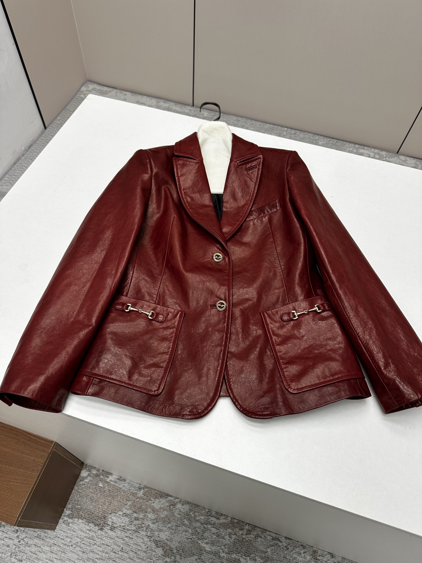 NO:873813,# Genuine leather workwear suit with original customized hardware and accessories. Made of oil-waxed leather imported from New Zealand. Sizes S, M, L, XL. Brand story Guccl  (Gucci) is a fashion luxury brand originating from Italy and one of the global luxury brands. It was founded by Guccio Gucci in Florence, Italy in 1919. Gucci's products include fashion, leather goods, leather shoes, watches, ties, scarves, perfumes, household products and pet products, etc. It is famous for its unique creativity and innovation, as well as exquisite Italian craftsmanship. CUCCI brand fashion has always been famous for its high-end, luxury and sexy, Gucci - clothing, gucci, gucci, business  suits,ties,19860909# 真皮气质工装西装原版定制五金辅料 采用新西兰进口油蜡皮料 尺码S,M,L,XL 品牌故事 Guccl (古驰)是源于意大利的时装奢饰品牌,是全球奢侈品品牌之一.由古驰奥-古驰在19于意大利佛罗伦萨创办.古驰的产品包括时装、皮具、皮鞋、手表、领带、丝巾、香水、家居用品及宠物用品等,借由其独特的创意和革新,以及精湛的意大利工艺闻名于世. CUcCI 品牌时装一向以高档、豪华、性感而闻名于世,古驰-服装,gucci,gucci,business suit,ties,,Women's clothing