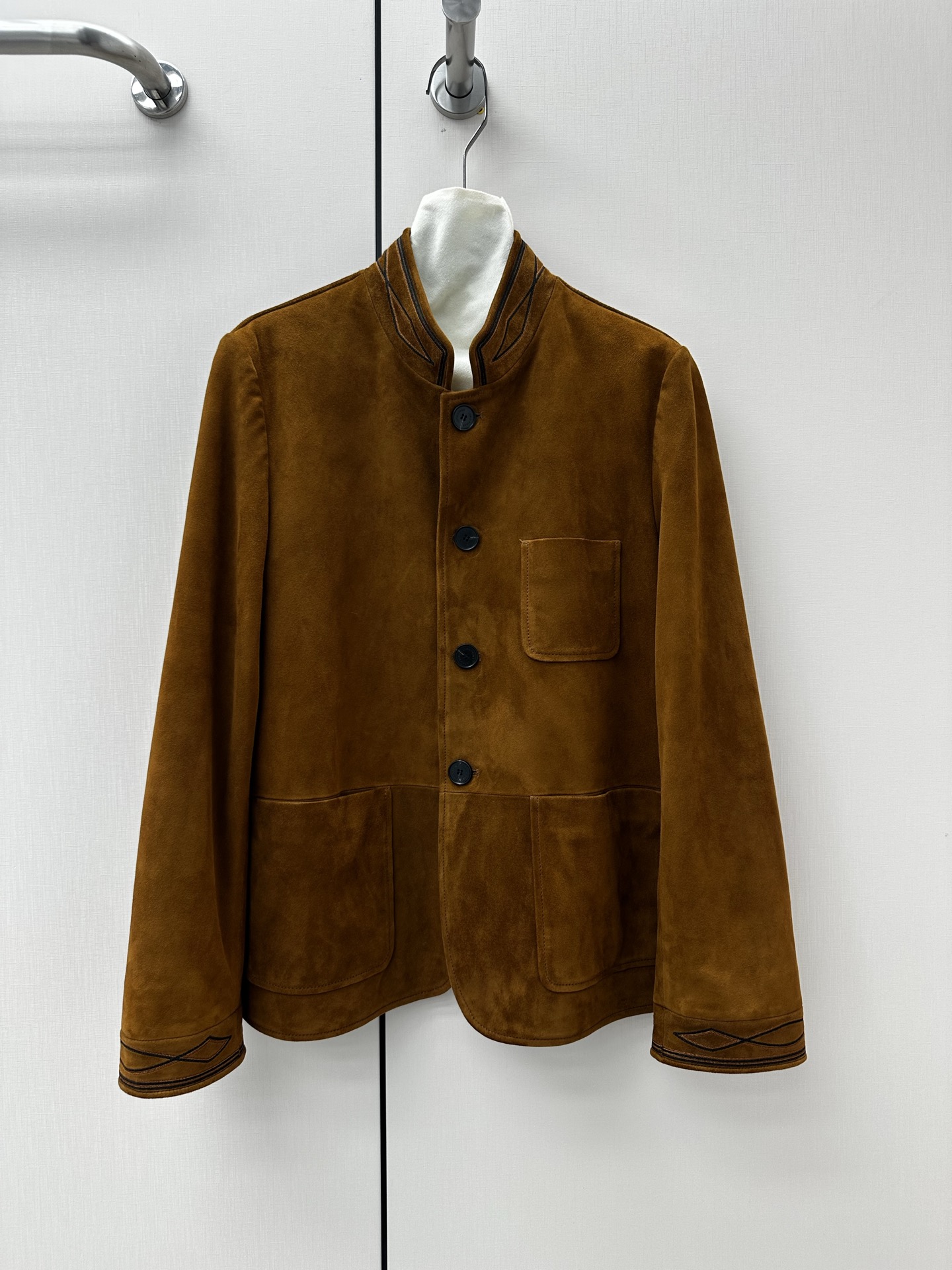 NO:902084,Loro Piana · 诺yo Piana LP women's jacket 2026 autumn and winter new product The best outerwear item this season!  Original custom-made, sweet and cool retro style, easy-to-match and fashionable version!  Old money fashion sense!  Heavy embroidery looks more advanced!  - MATERIAL material - color camel leather imported mixed suede sizeS-XL, women's clothing, loro piana, loro piana, jackets & coats, jackets & coats,19860909Loro Piana · 诺悠翩雅 LP 女士夹克外套 2026秋冬新品 本季度最佳外套单品！原版订制 甜酷风复古气质,版型不挑人百搭又时髦！老钱时髦感！重工刺绣更显高级！ - MATERIAL 材质 - 颜色 驼 皮面进口混种反绒皮 sizeS-XL,女装,loro piana,loro piana,jackets & coats,jackets & coats,,Women's clothing