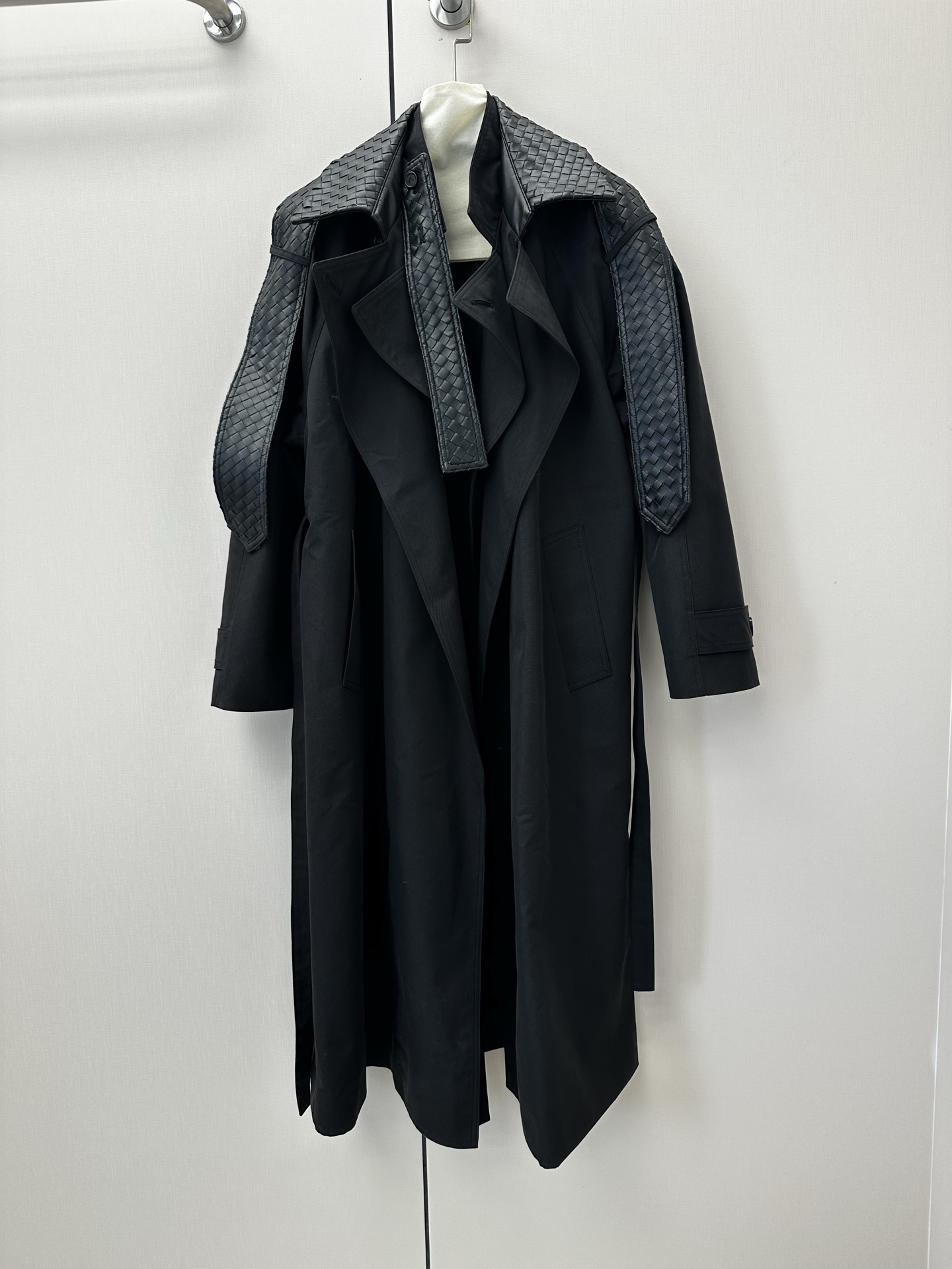 NO:901198,━━━━ ●BV● ━━━━ The big one comes. Large long leather trench coat. Braided lambskin collar. Braided sleeve strips. More design. Autumn and winter. Excellent windproof effect. Fake two-piece layering. Loose and slim fit. High-end fashion. Big names. Color: khaki gray black. Size: s m l, Bottega Veneta - Clothing, Bottega  veneta,bottega veneta,sheepskin,19860909━━━━ ●BV● ━━━━ 重磅来袭 大长款拼皮风衣 小绵羊皮的编织领 袖子压轴编制条 更加有设计感 秋冬 防风效果一流 假两件的层次感 版型宽松显瘦 高级时尚 大牌拉满  Color: 卡其色 灰 黑  size: s m l,葆蝶家-服装,bottega veneta,bottega veneta,sheepskin,,Women's clothing