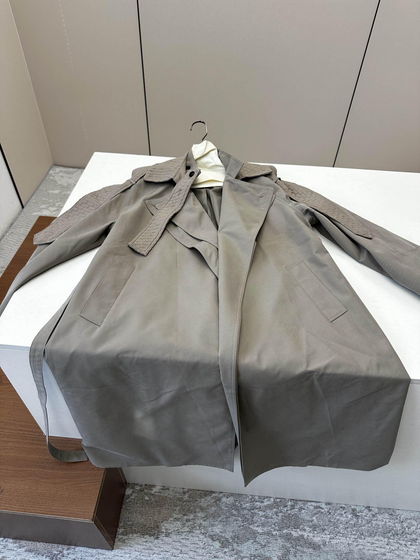NO:926580,━━━━ ●BV● ━━━━ The big one comes. Large long leather trench coat. Braided lambskin collar. Braided sleeve strips. More design. Autumn and winter. Excellent windproof effect. Fake two-piece layering. Loose and slim fit. High-end fashion. Big names. Color: khaki gray black. Size: s m l, Bottega Veneta - Clothing, Bottega  veneta,bottega veneta,sheepskin,19860909━━━━ ●BV● ━━━━ 重磅来袭 大长款拼皮风衣 小绵羊皮的编织领 袖子压轴编制条 更加有设计感 秋冬 防风效果一流 假两件的层次感 版型宽松显瘦 高级时尚 大牌拉满  Color: 卡其色 灰 黑  size: s m l,葆蝶家-服装,bottega veneta,bottega veneta,sheepskin,,Women's clothing