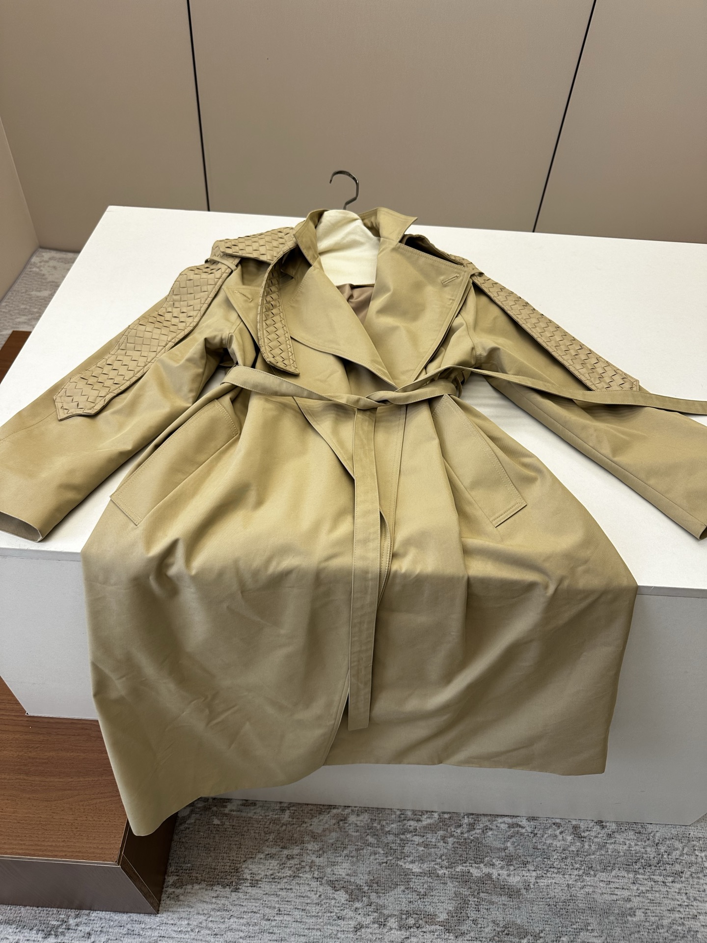 NO:892144,━━━━ ●BV● ━━━━ The big one comes. Large long leather trench coat. Braided lambskin collar. Braided sleeve strips. More design. Autumn and winter. Excellent windproof effect. Fake two-piece layering. Loose and slim fit. High-end fashion. Big names. Color: khaki gray black. Size: s m l, Bottega Veneta - Clothing, Bottega  veneta,bottega veneta,sheepskin,19860909━━━━ ●BV● ━━━━ 重磅来袭 大长款拼皮风衣 小绵羊皮的编织领 袖子压轴编制条 更加有设计感 秋冬 防风效果一流 假两件的层次感 版型宽松显瘦 高级时尚 大牌拉满  Color: 卡其色 灰 黑  size: s m l,葆蝶家-服装,bottega veneta,bottega veneta,sheepskin,,Women's clothing