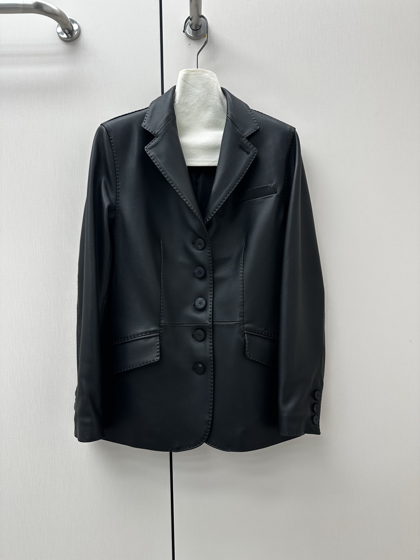 NO:927549,━━━━ ●Herme*● ━━━━ Hermès 2026 Autumn and Winter New Style Super Fried Leather Jacket. The details of the entire leather jacket are made of imported pebbled Hermès lambskin, with oil edge craftsmanship, delicate and soft texture, and the body adopts superb lines. Full-body tribute needles are complex and delicate. Simple and elegant to bring visual focus, symbolizing purity without being defined. Luxurious high-end quality!  Five colors black S- XL,Hermes-clothing,hermes,hermes,leather jacket,sheepskin,19860909━━━━ ●Herme*● ━━━━ 爱马仕2026秋冬新款 超炸皮衣 整件皮衣细节选用进口荔枝纹爱马仕小羊皮,油边工艺,细腻而柔软的质感,大身采用超棒线条 全身贡针 复杂又细腻 简洁大方为带来视觉聚焦 象征纯澈而不被定义 奢华高端品质！ 五色 黑色 S- XL,爱马仕-服装,hermes,hermes,leather jacket,sheepskin,,Women's clothing