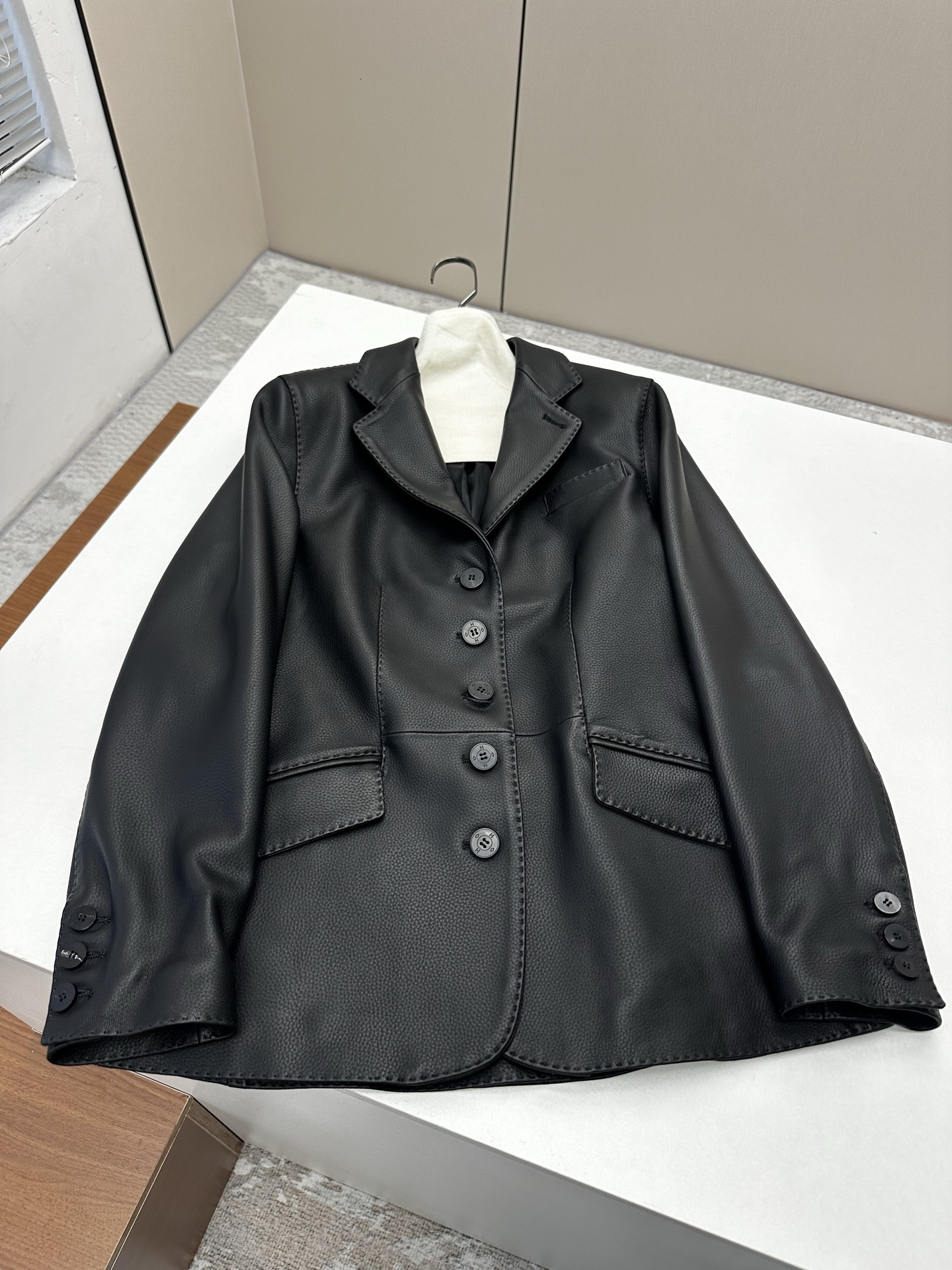 NO:873630,━━━━ ●Herme*● ━━━━ Hermès 2026 Autumn and Winter New Style Super Fried Leather Jacket. The details of the entire leather jacket are made of imported pebbled Hermès lambskin, with oil edge craftsmanship, delicate and soft texture, and the body adopts superb lines. Full-body tribute needles are complex and delicate. Simple and elegant to bring visual focus, symbolizing purity without being defined. Luxurious high-end quality!  Five colors black S- XL,Hermes-clothing,hermes,hermes,leather jacket,sheepskin,19860909━━━━ ●Herme*● ━━━━ 爱马仕2026秋冬新款 超炸皮衣 整件皮衣细节选用进口荔枝纹爱马仕小羊皮,油边工艺,细腻而柔软的质感,大身采用超棒线条 全身贡针 复杂又细腻 简洁大方为带来视觉聚焦 象征纯澈而不被定义 奢华高端品质！ 五色 黑色 S- XL,爱马仕-服装,hermes,hermes,leather jacket,sheepskin,,Women's clothing