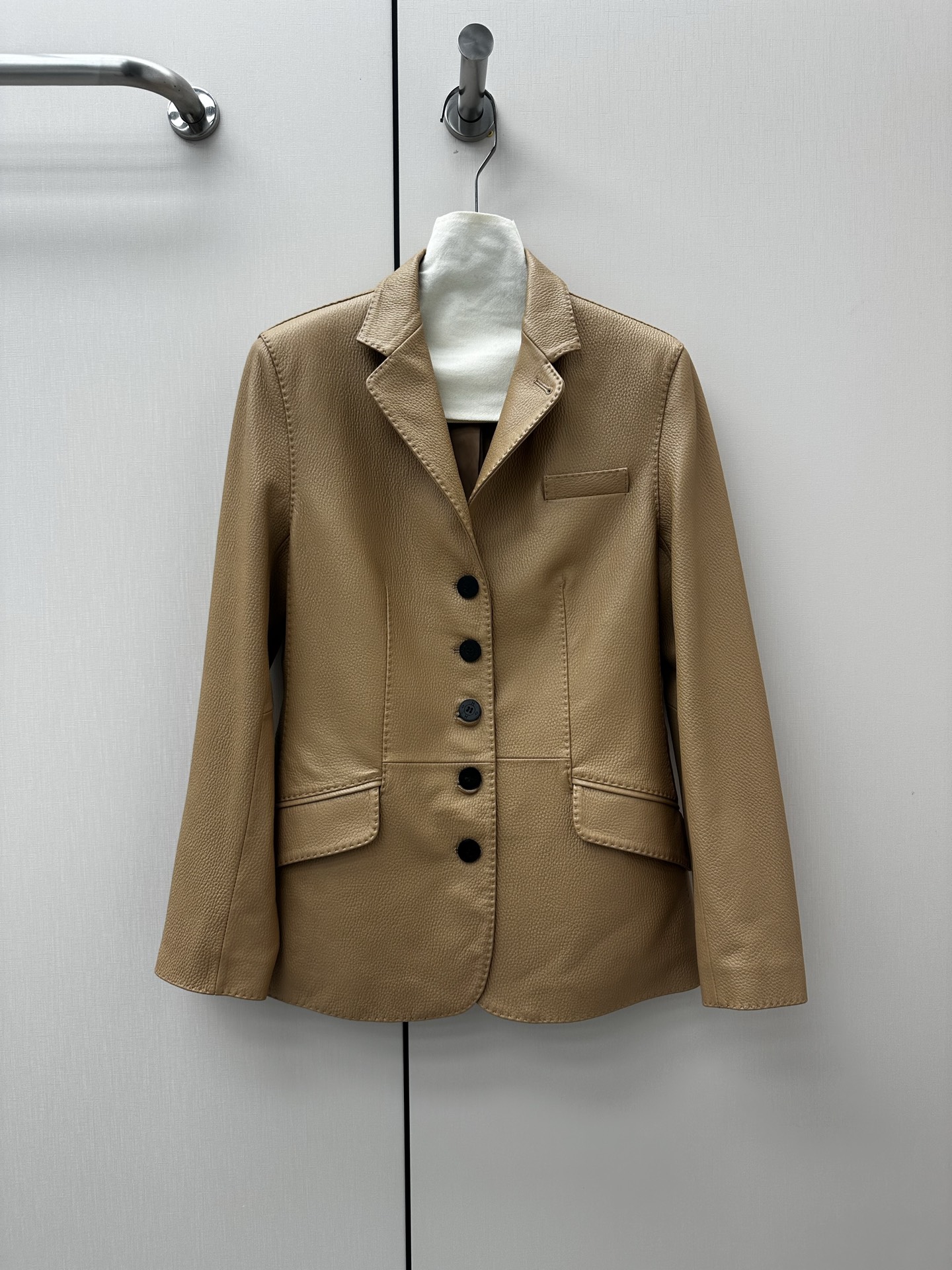 NO:873642,━━━━ ●Herme*● ━━━━ Hermès 2026 Autumn and Winter New Style Super Fried Leather Jacket. The details of the entire leather jacket are made of imported pebbled Hermès lambskin, with oil edge craftsmanship, delicate and soft texture, and the body adopts superb lines. Full-body tribute needles are complex and delicate. Simple and elegant to bring visual focus, symbolizing purity without being defined. Luxurious high-end quality!  Five colors apricot S- XL,Hermes-clothing,hermes,hermes,leather jacket,sheepskin,19860909━━━━ ●Herme*● ━━━━ 爱马仕2026秋冬新款 超炸皮衣 整件皮衣细节选用进口荔枝纹爱马仕小羊皮,油边工艺,细腻而柔软的质感,大身采用超棒线条 全身贡针 复杂又细腻 简洁大方为带来视觉聚焦 象征纯澈而不被定义 奢华高端品质！ 五色 杏色 S- XL,爱马仕-服装,hermes,hermes,leather jacket,sheepskin,,Women's clothing