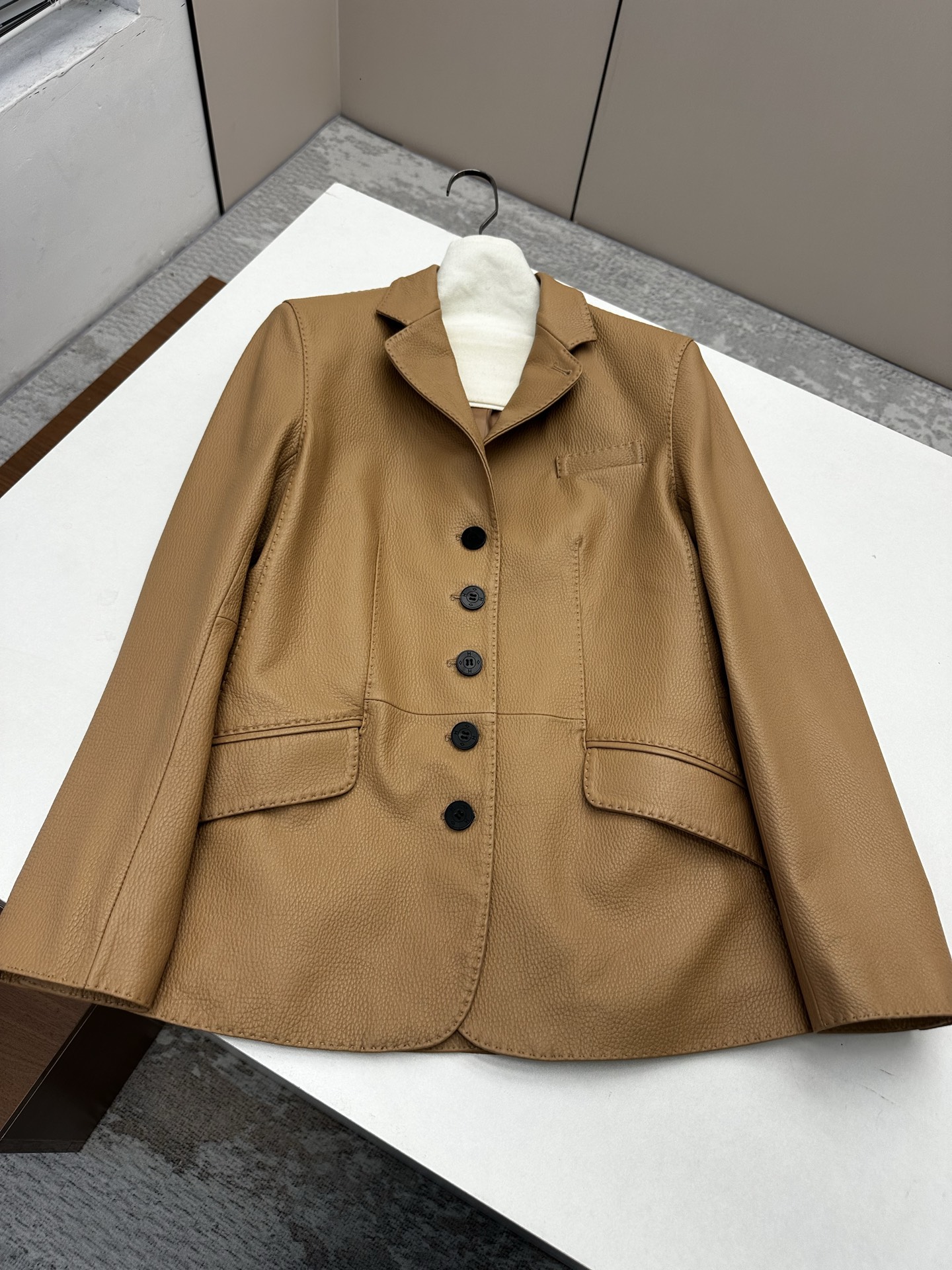 NO:873555,━━━━ ●Herme*● ━━━━ Hermès 2026 Autumn and Winter New Style Super Fried Leather Jacket. The details of the entire leather jacket are made of imported pebbled Hermès lambskin, with oil edge craftsmanship, delicate and soft texture, and the body adopts superb lines. Full-body tribute needles are complex and delicate. Simple and elegant to bring visual focus, symbolizing purity without being defined. Luxurious high-end quality!  Five colors black S- XL,Hermes-clothing,hermes,hermes,leather jacket,sheepskin,19860909━━━━ ●Herme*● ━━━━ 爱马仕2026秋冬新款 超炸皮衣 整件皮衣细节选用进口荔枝纹爱马仕小羊皮,油边工艺,细腻而柔软的质感,大身采用超棒线条 全身贡针 复杂又细腻 简洁大方为带来视觉聚焦 象征纯澈而不被定义 奢华高端品质！ 五色 黑色 S- XL,爱马仕-服装,hermes,hermes,leather jacket,sheepskin,,Women's clothing