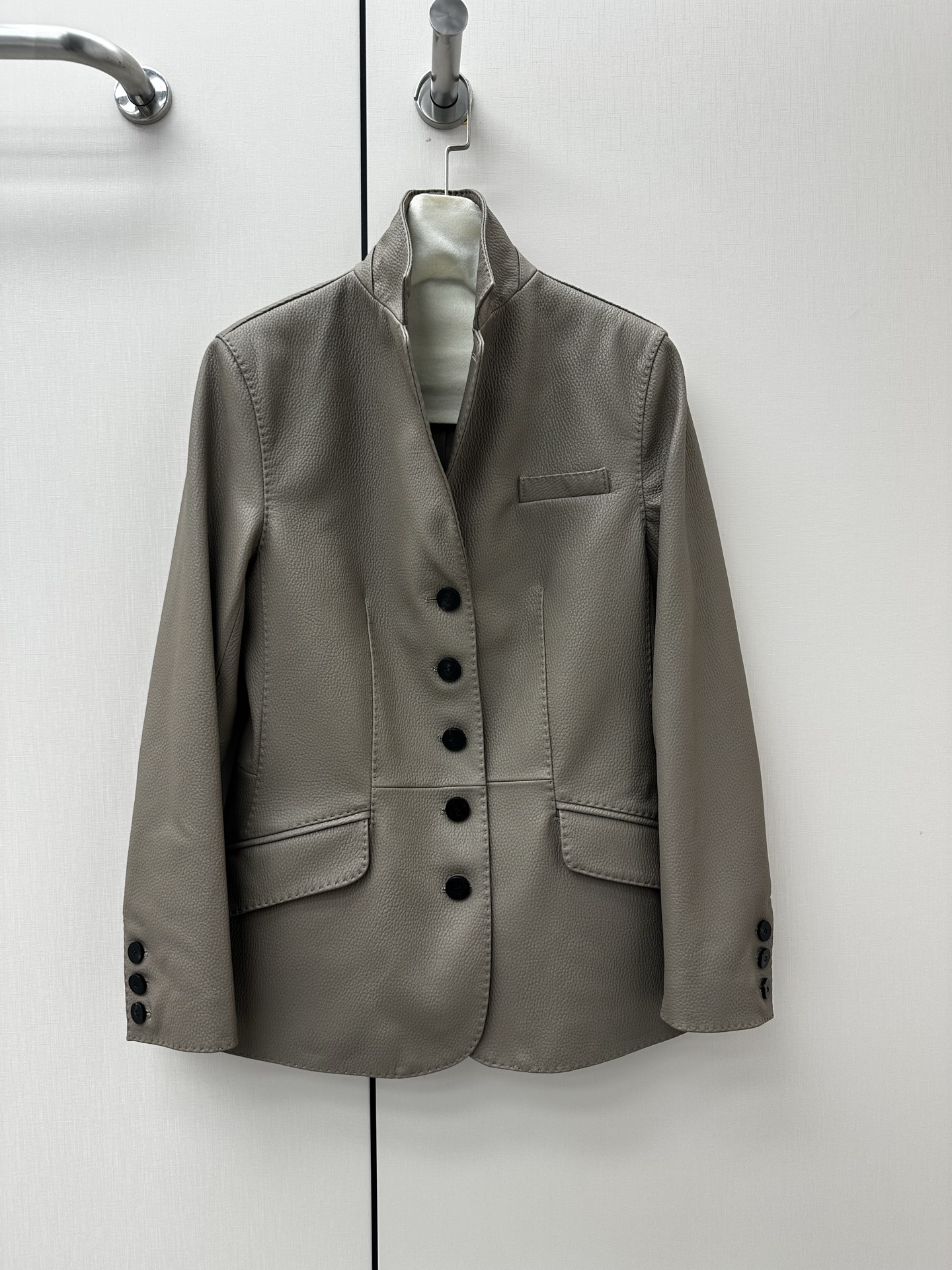 NO:873564,━━━━ ●Herme*● ━━━━ Hermès 2026 Autumn and Winter New Style Super Fried Leather Jacket. The details of the entire leather jacket are made of imported pebbled Hermès lambskin, with oil edge craftsmanship, delicate and soft texture, and the body adopts superb lines. Full-body tribute needles are complex and delicate. Simple and elegant to bring visual focus, symbolizing purity without being defined. Luxurious high-end quality!  Five colors elephant gray S- XL,Hermes-clothing,hermes,hermes,leather jacket,sheepskin,19860909━━━━ ●Herme*● ━━━━ 爱马仕2026秋冬新款 超炸皮衣 整件皮衣细节选用进口荔枝纹爱马仕小羊皮,油边工艺,细腻而柔软的质感,大身采用超棒线条 全身贡针 复杂又细腻 简洁大方为带来视觉聚焦 象征纯澈而不被定义 奢华高端品质！ 五色 大象灰 S- XL,爱马仕-服装,hermes,hermes,leather jacket,sheepskin,,Women's clothing