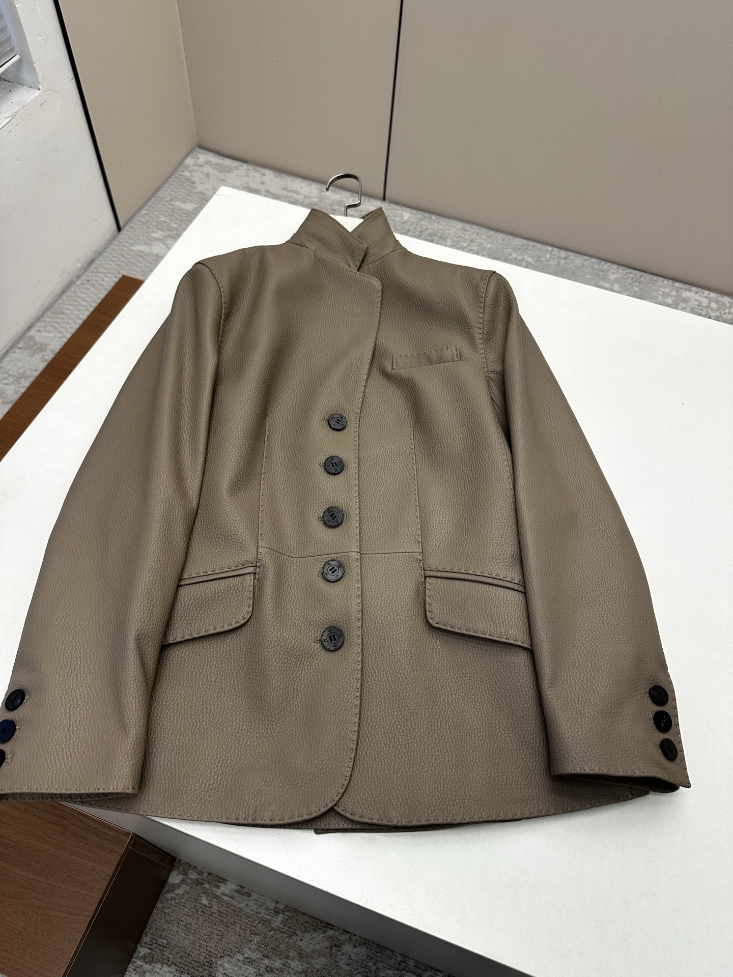 NO:873573,━━━━ ●Herme*● ━━━━ Hermès 2026 Autumn and Winter New Style Super Fried Leather Jacket. The details of the entire leather jacket are made of imported pebbled Hermès lambskin, with oil edge craftsmanship, delicate and soft texture, and the body adopts superb lines. Full-body tribute needles are complex and delicate. Simple and elegant to bring visual focus, symbolizing purity without being defined. Luxurious high-end quality!  Five colors black S- XL,Hermes-clothing,hermes,hermes,leather jacket,sheepskin,19860909━━━━ ●Herme*● ━━━━ 爱马仕2026秋冬新款 超炸皮衣 整件皮衣细节选用进口荔枝纹爱马仕小羊皮,油边工艺,细腻而柔软的质感,大身采用超棒线条 全身贡针 复杂又细腻 简洁大方为带来视觉聚焦 象征纯澈而不被定义 奢华高端品质！ 五色 黑色 S- XL,爱马仕-服装,hermes,hermes,leather jacket,sheepskin,,Women's clothing