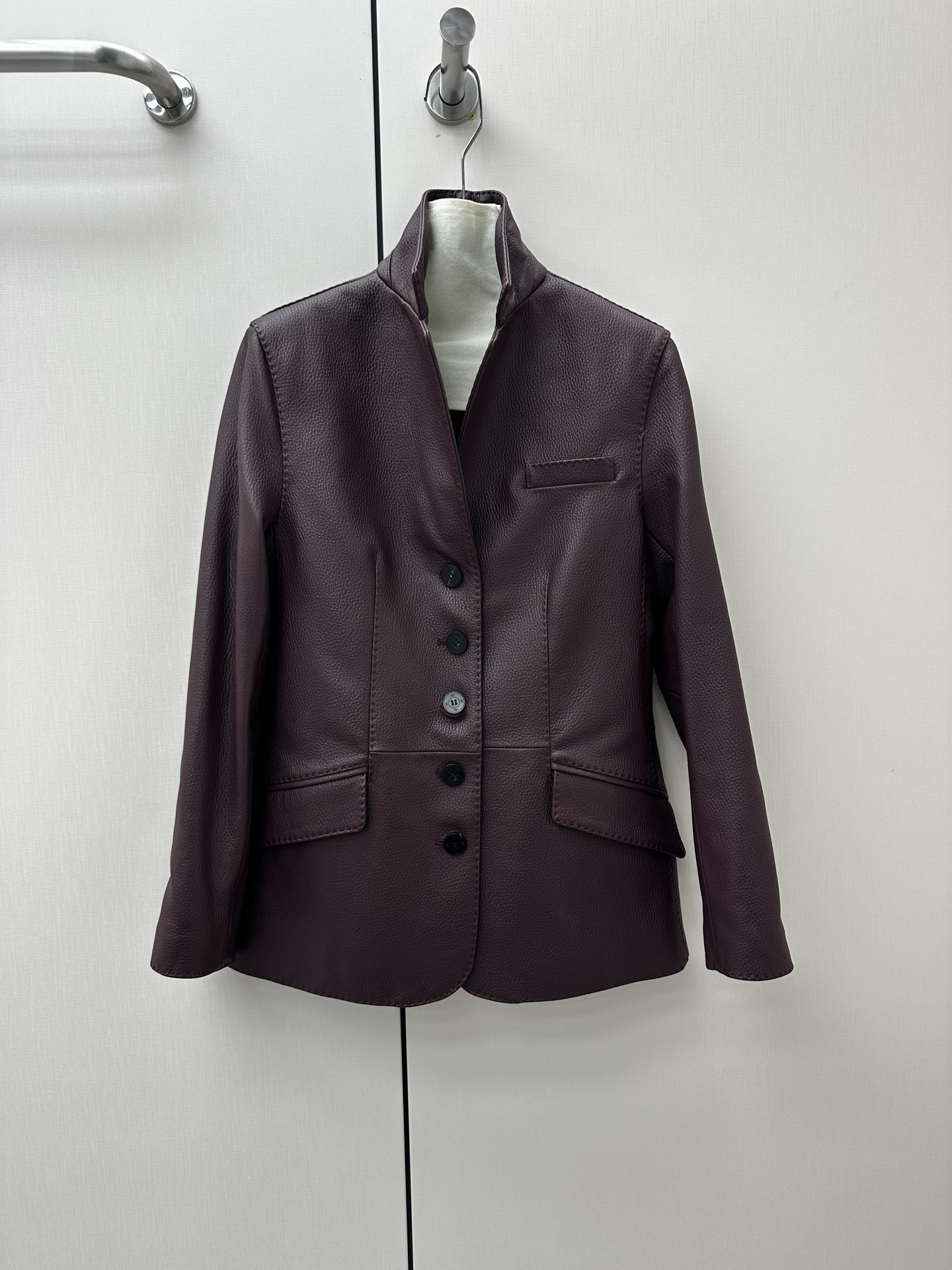 NO:873580,━━━━ ●Herme*● ━━━━ Hermès 2026 Autumn and Winter New Style Super Fried Leather Jacket. The details of the entire leather jacket are made of imported pebbled Hermès lambskin, with oil edge craftsmanship, delicate and soft texture, and the body adopts superb lines. Full-body tribute needles are complex and delicate. Simple and elegant to bring visual focus, symbolizing purity without being defined. Luxurious high-end quality!  Five colors mysterious burgundy S- XL,Hermes-clothing,hermes,hermes,leather jacket,sheepskin,19860909━━━━ ●Herme*● ━━━━ 爱马仕2026秋冬新款 超炸皮衣 整件皮衣细节选用进口荔枝纹爱马仕小羊皮,油边工艺,细腻而柔软的质感,大身采用超棒线条 全身贡针 复杂又细腻 简洁大方为带来视觉聚焦 象征纯澈而不被定义 奢华高端品质！ 五色 神秘酒红 S- XL,爱马仕-服装,hermes,hermes,leather jacket,sheepskin,,Women's clothing