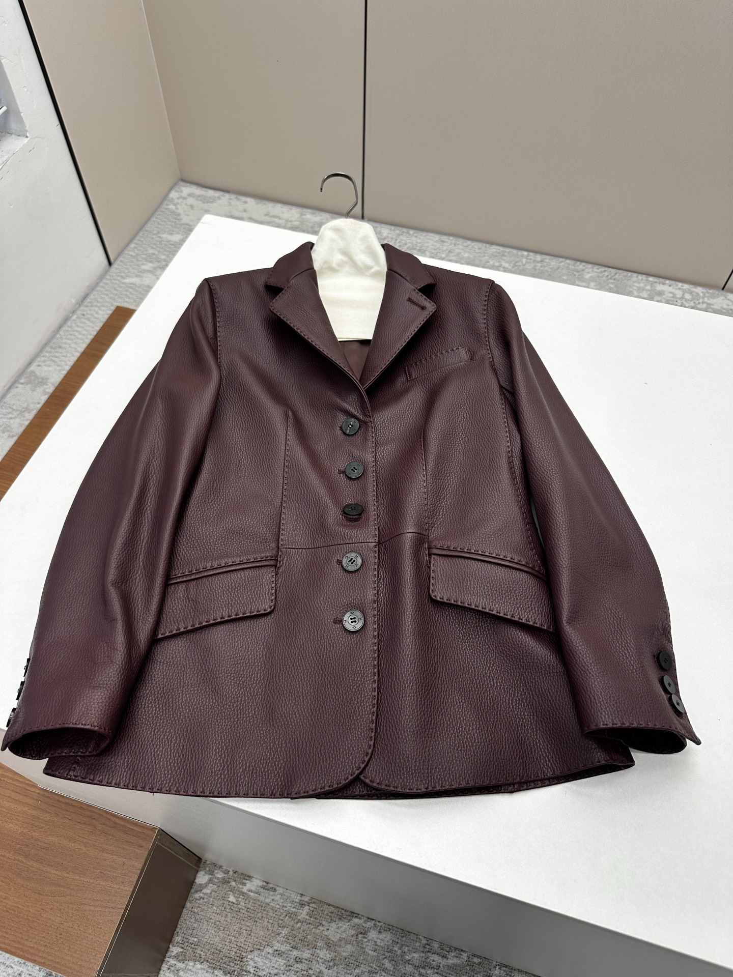 NO:873589,━━━━ ●Herme*● ━━━━ Hermès 2026 Autumn and Winter New Style Super Fried Leather Jacket. The details of the entire leather jacket are made of imported pebbled Hermès lambskin, with oil edge craftsmanship, delicate and soft texture, and the body adopts superb lines. Full-body tribute needles are complex and delicate. Simple and elegant to bring visual focus, symbolizing purity without being defined. Luxurious high-end quality!  Five colors black S- XL,Hermes-clothing,hermes,hermes,leather jacket,sheepskin,19860909━━━━ ●Herme*● ━━━━ 爱马仕2026秋冬新款 超炸皮衣 整件皮衣细节选用进口荔枝纹爱马仕小羊皮,油边工艺,细腻而柔软的质感,大身采用超棒线条 全身贡针 复杂又细腻 简洁大方为带来视觉聚焦 象征纯澈而不被定义 奢华高端品质！ 五色 黑色 S- XL,爱马仕-服装,hermes,hermes,leather jacket,sheepskin,,Women's clothing