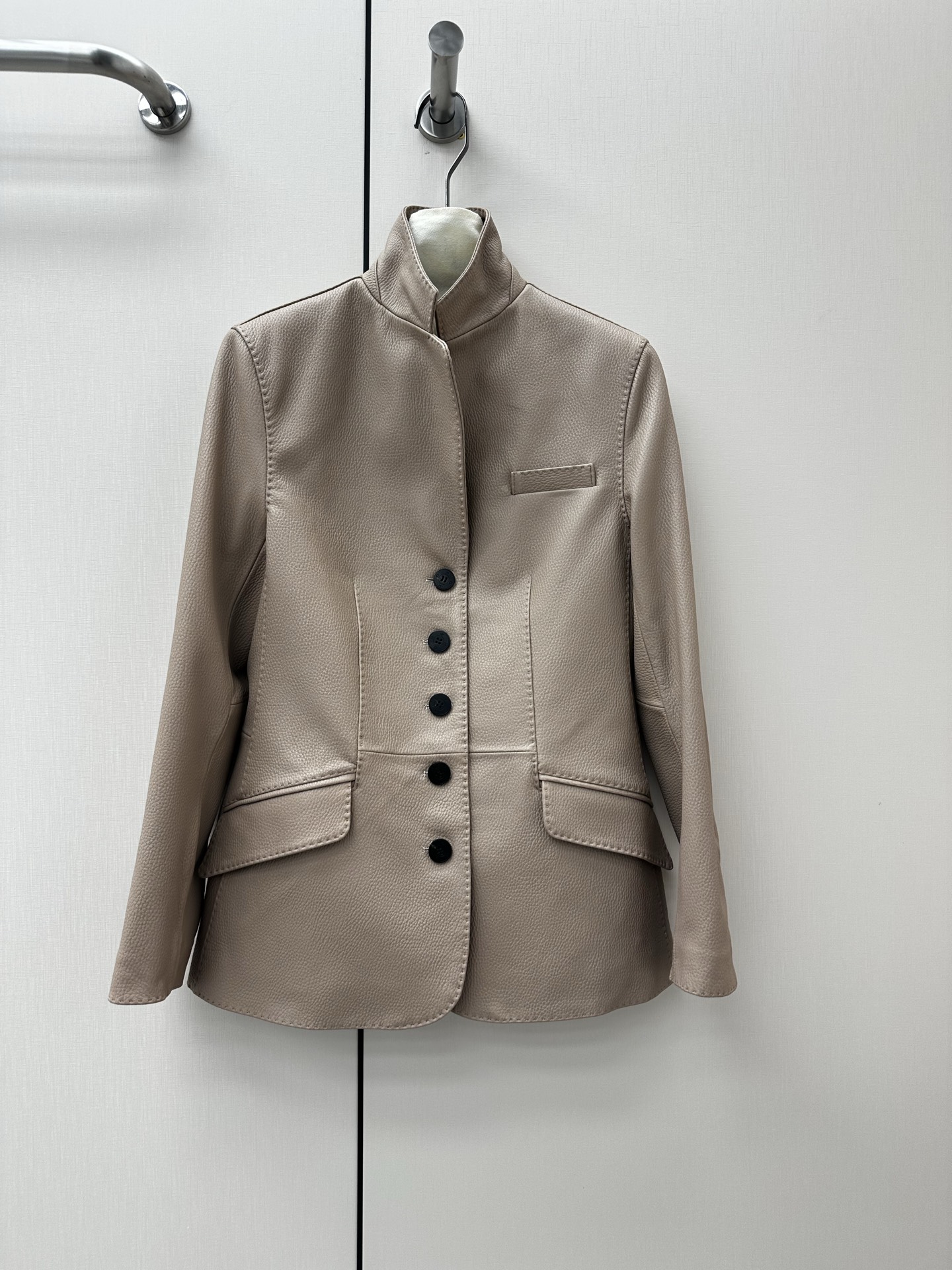 NO:873598,━━━━ ●Herme*● ━━━━ Hermès 2026 Autumn and Winter New Style Super Fried Leather Jacket. The details of the entire leather jacket are made of imported pebbled Hermès lambskin, with oil edge craftsmanship, delicate and soft texture, and the body adopts superb lines. Full-body tribute needles are complex and delicate. Simple and elegant to bring visual focus, symbolizing purity without being defined. Luxurious high-end quality!  Five colors flesh powder S- XL,Hermes-clothing,hermes,hermes,leather jacket,sheepskin,19860909━━━━ ●Herme*● ━━━━ 爱马仕2026秋冬新款 超炸皮衣 整件皮衣细节选用进口荔枝纹爱马仕小羊皮,油边工艺,细腻而柔软的质感,大身采用超棒线条 全身贡针 复杂又细腻 简洁大方为带来视觉聚焦 象征纯澈而不被定义 奢华高端品质！ 五色 肉粉 S- XL,爱马仕-服装,hermes,hermes,leather jacket,sheepskin,,Women's clothing