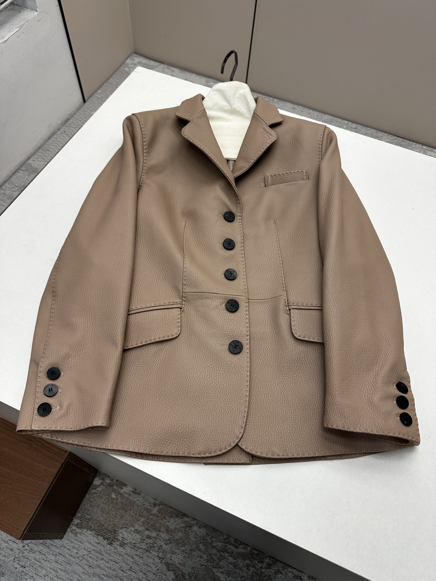 NO:873609,━━━━ ●Herme*● ━━━━ Hermès 2026 Autumn and Winter New Style Super Fried Leather Jacket. The details of the entire leather jacket are made of imported pebbled Hermès lambskin, with oil edge craftsmanship, delicate and soft texture, and the body adopts superb lines. Full-body tribute needles are complex and delicate. Simple and elegant to bring visual focus, symbolizing purity without being defined. Luxurious high-end quality!  Five colors black S- XL,Hermes-clothing,hermes,hermes,leather jacket,sheepskin,19860909━━━━ ●Herme*● ━━━━ 爱马仕2026秋冬新款 超炸皮衣 整件皮衣细节选用进口荔枝纹爱马仕小羊皮,油边工艺,细腻而柔软的质感,大身采用超棒线条 全身贡针 复杂又细腻 简洁大方为带来视觉聚焦 象征纯澈而不被定义 奢华高端品质！ 五色 黑色 S- XL,爱马仕-服装,hermes,hermes,leather jacket,sheepskin,,Women's clothing