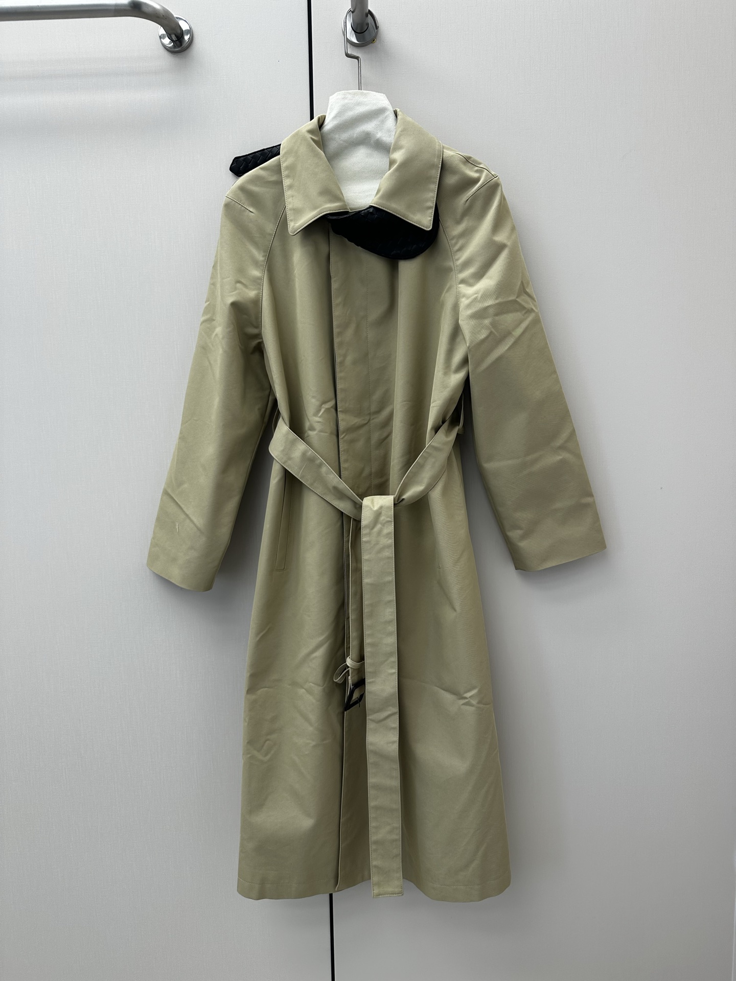 NO:927563,━━━━ ●BV● ━━━━ Big news coming. Large long leather patchwork windbreaker. The braided lambskin leather side adds a sense of design. Detachable. Casual sense of luxury. Autumn and winter. First-class windproof effect. Loose and slim fit. High-end fashion. Big brands. Color: khaki gray caramel size: s m l, Bottega Veneta - clothing, bottega  veneta,bottega veneta,sheepskin,19860909━━━━ ●BV● ━━━━ 重磅来袭 大长款拼皮风衣 小绵羊皮的编织皮畔 更加有设计感 可脱卸 不经意的高级感 秋冬 防风效果一流 版型宽松显瘦 高级时尚 大牌拉满  Color: 卡其色 灰色 焦糖  size: s m l,葆蝶家-服装,bottega veneta,bottega veneta,sheepskin,,Women's clothing
