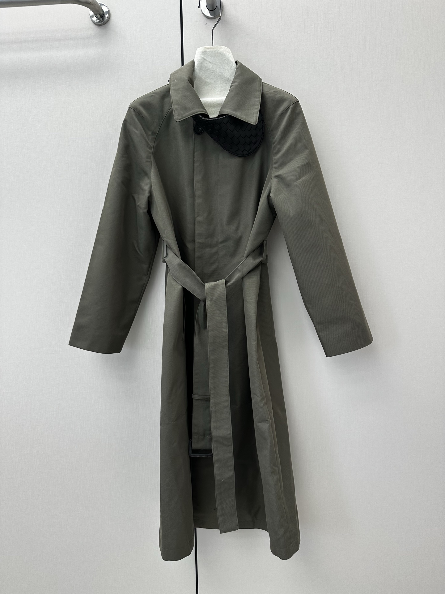 NO:928371,━━━━ ●BV● ━━━━ Big news coming. Large long leather patchwork windbreaker. The braided lambskin leather side adds a sense of design. Detachable. Casual sense of luxury. Autumn and winter. First-class windproof effect. Loose and slim fit. High-end fashion. Big brands. Color: khaki gray caramel size: s m l, Bottega Veneta - clothing, bottega  veneta,bottega veneta,sheepskin,19860909━━━━ ●BV● ━━━━ 重磅来袭 大长款拼皮风衣 小绵羊皮的编织皮畔 更加有设计感 可脱卸 不经意的高级感 秋冬 防风效果一流 版型宽松显瘦 高级时尚 大牌拉满  Color: 卡其色 灰色 焦糖  size: s m l,葆蝶家-服装,bottega veneta,bottega veneta,sheepskin,,Women's clothing