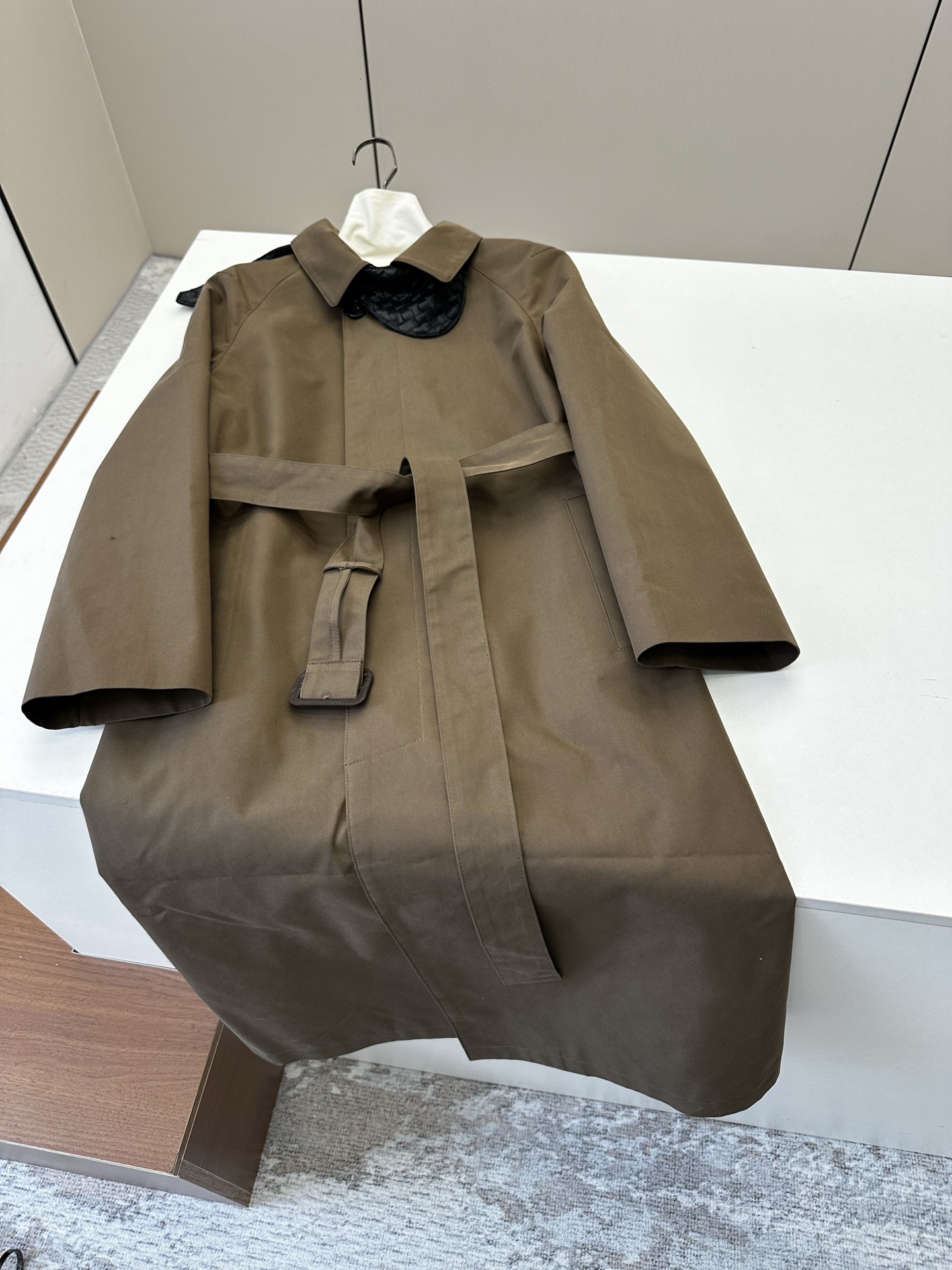 NO:873608,━━━━ ●BV● ━━━━ Big news coming. Large long leather patchwork windbreaker. The braided lambskin leather side adds a sense of design. Detachable. Casual sense of luxury. Autumn and winter. First-class windproof effect. Loose and slim fit. High-end fashion. Big brands. Color: khaki gray caramel size: s m l, Bottega Veneta - clothing, bottega  veneta,bottega veneta,sheepskin,19860909━━━━ ●BV● ━━━━ 重磅来袭 大长款拼皮风衣 小绵羊皮的编织皮畔 更加有设计感 可脱卸 不经意的高级感 秋冬 防风效果一流 版型宽松显瘦 高级时尚 大牌拉满  Color: 卡其色 灰色 焦糖  size: s m l,葆蝶家-服装,bottega veneta,bottega veneta,sheepskin,,Women's clothing