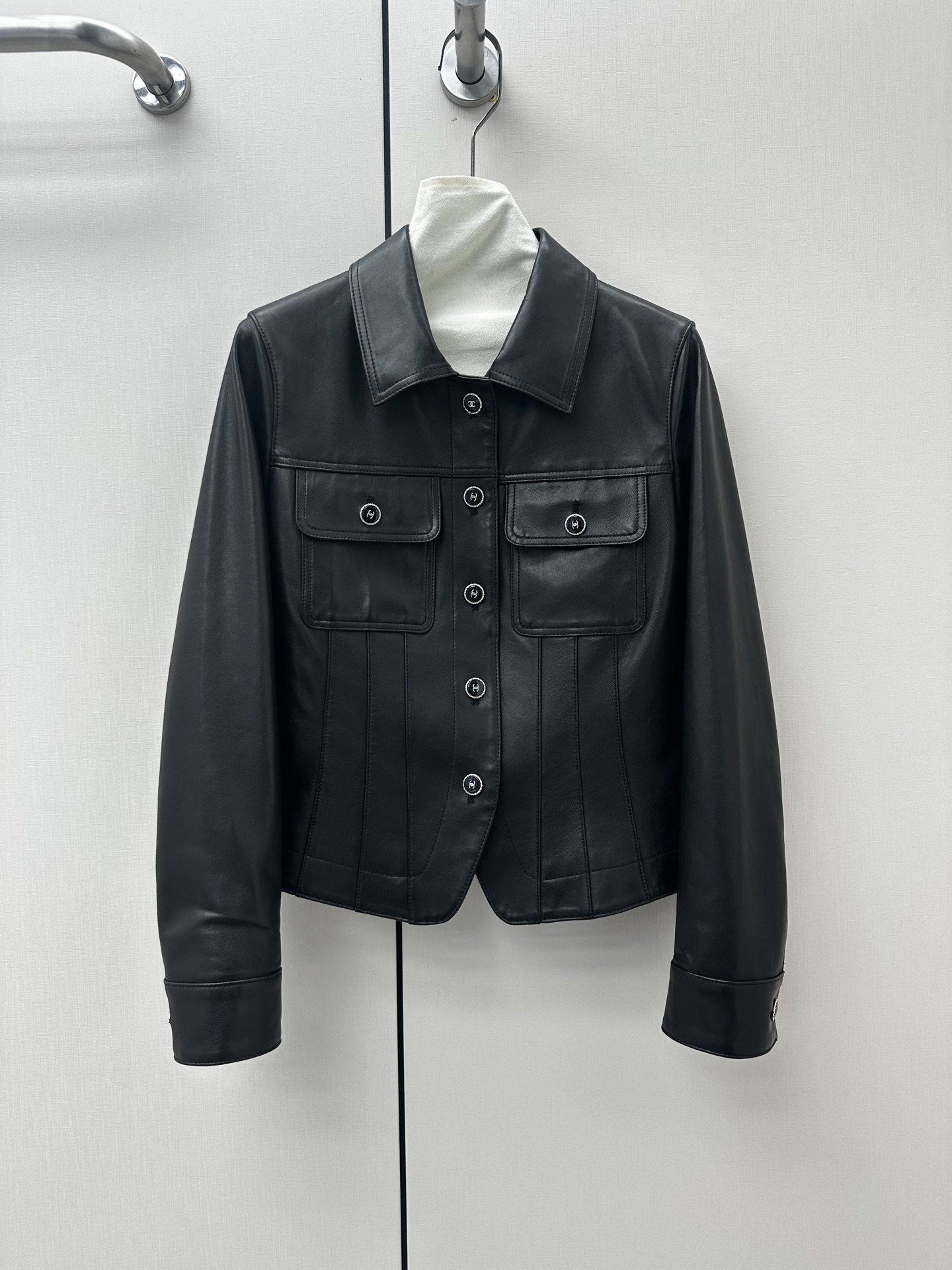 NO:925041,Introduction to Chan*l | 2026 Autumn and Winter New Products This season’s best leather slim-fitting jacket!  The classic slimming silhouette is versatile and fashionable!  - MATERIAL Material - leather imported lambskin size S- XL, Chanel-clothing, chanel, chanel, jackets & coats, leather jacket, sheepskin,19860909Chan*l简介｜2026秋冬新品 本季度最佳皮衣修身气质外套！经典显瘦版型不挑人百搭又时髦！ - MATERIAL 材质 - 皮面进口小羊皮 size Ｓ- XL,香奈儿-服装,chanel,chanel,jackets & coats,leather jacket,sheepskin,,Women's clothing