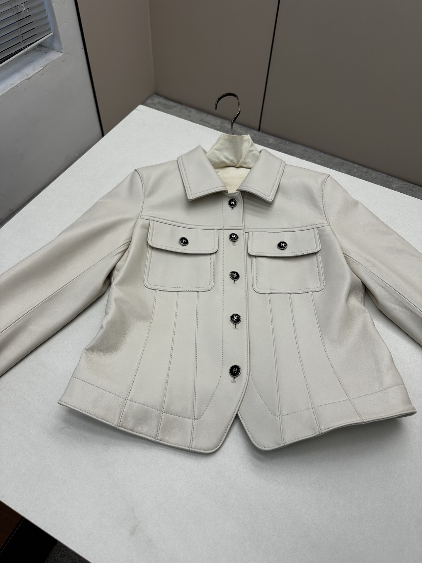 NO:892415,Introduction to Chan*l | 2026 Autumn and Winter New Products This season’s best leather slim-fitting jacket!  The classic slimming silhouette is versatile and fashionable!  - MATERIAL Material - leather imported lambskin size S- XL, Chanel-clothing, chanel, chanel, jackets & coats, leather jacket, sheepskin,19860909Chan*l简介｜2026秋冬新品 本季度最佳皮衣修身气质外套！经典显瘦版型不挑人百搭又时髦！ - MATERIAL 材质 - 皮面进口小羊皮 size Ｓ- XL,香奈儿-服装,chanel,chanel,jackets & coats,leather jacket,sheepskin,,Women's clothing