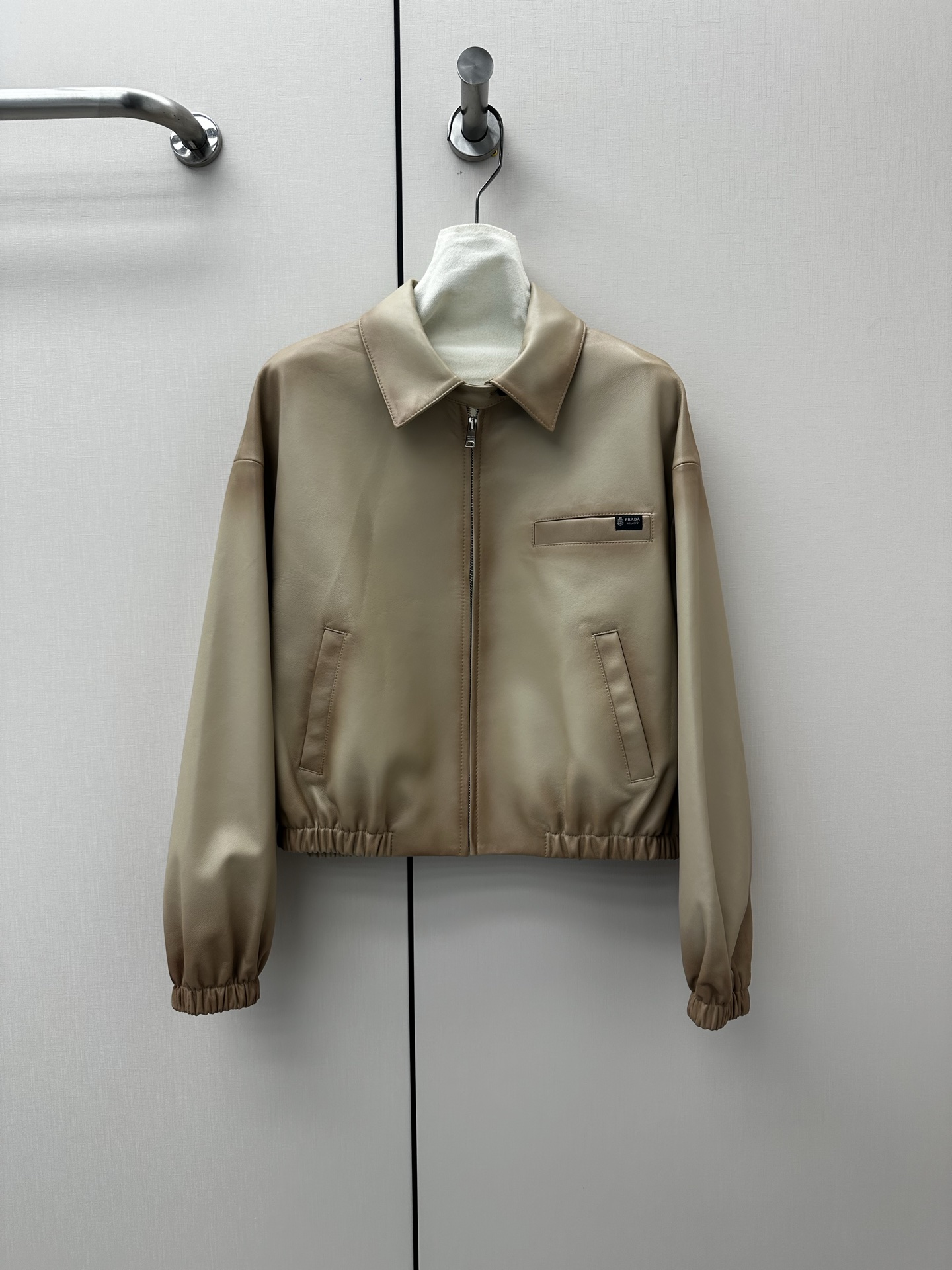 NO:926854,—————— PRADA —————— 2026 Autumn and Winter New Leather Jackets. The smudged colors are super distinctive. The best outerwear item of this season!  Original custom-made, sweet and cool retro style, easy-to-match and fashionable version!  - MATERIAL Material - Fabric imported lambskin sizeS-XL, Prada-clothing, prada, prada, jackets & coats, leather jacket, sheepskin,19860909—————— PRADA —————— 2026秋冬新品新款皮衣 晕染颜色超有特色 本季度最佳外套单品！原版订制 甜酷风复古气质,版型不挑人百搭又时髦！ - MATERIAL 材质 - 面料进口小羊皮 sizeS-XL,普拉达-服装,prada,prada,jackets & coats,leather jacket,sheepskin,,Women's clothing