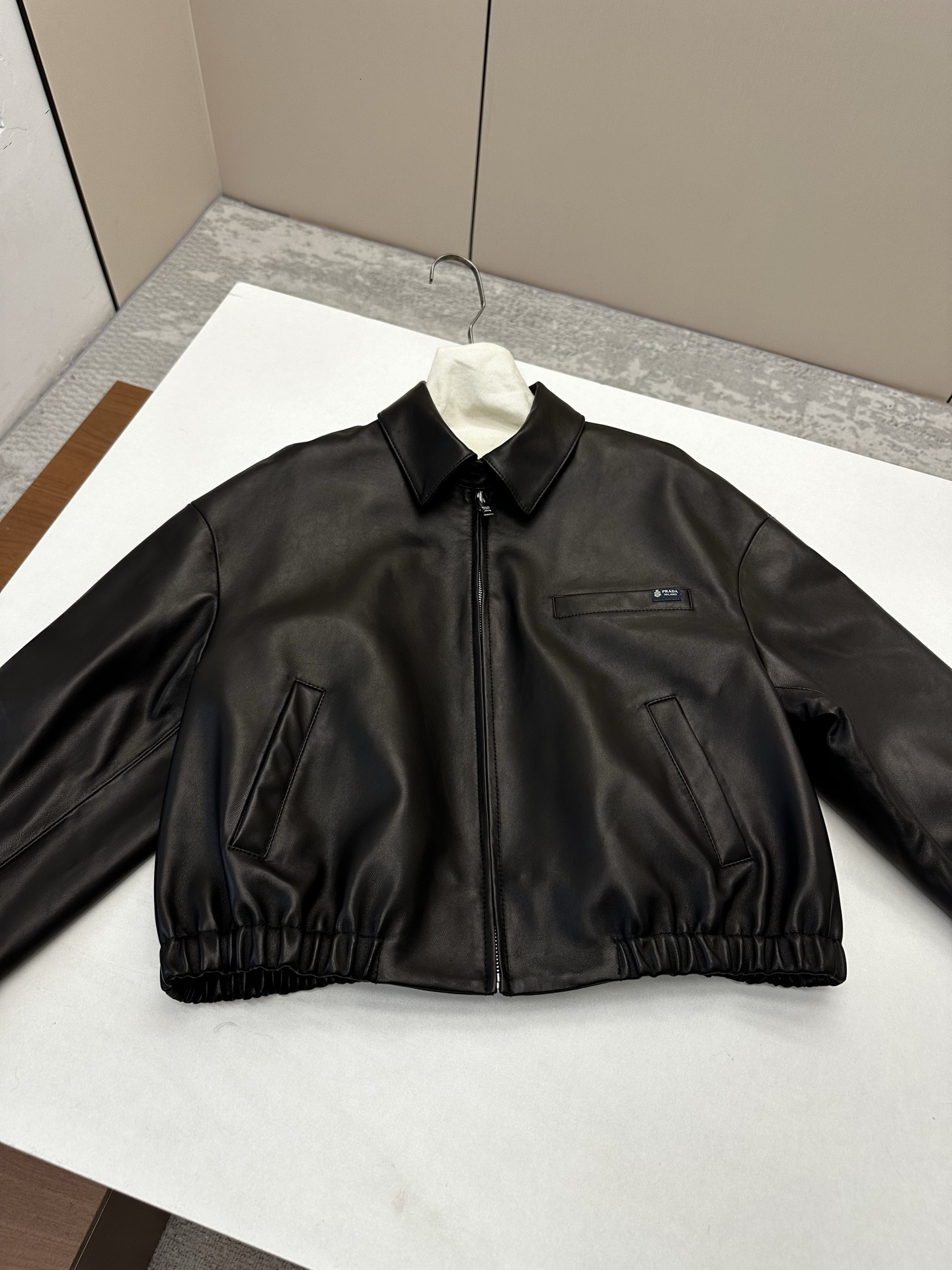 NO:901012,—————— PRADA —————— 2026 Autumn and Winter New Leather Jackets. The smudged colors are super distinctive. The best outerwear item of this season!  Original custom-made, sweet and cool retro style, easy-to-match and fashionable version!  - MATERIAL Material - Fabric imported lambskin sizeS-XL, Prada-clothing, prada, prada, jackets & coats, leather jacket, sheepskin,19860909—————— PRADA —————— 2026秋冬新品新款皮衣 晕染颜色超有特色 本季度最佳外套单品！原版订制 甜酷风复古气质,版型不挑人百搭又时髦！ - MATERIAL 材质 - 面料进口小羊皮 sizeS-XL,普拉达-服装,prada,prada,jackets & coats,leather jacket,sheepskin,,Women's clothing