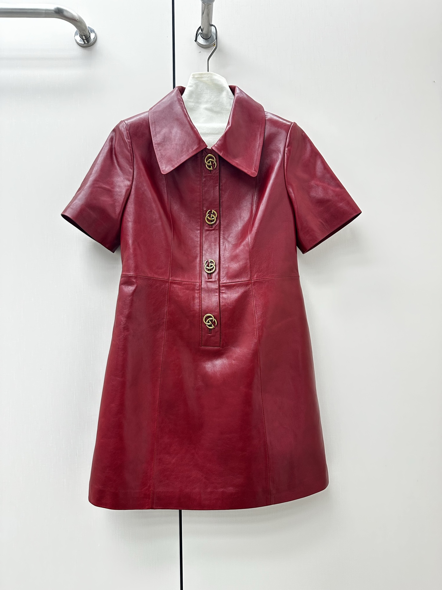 NO:929431,# Genuine leather dress Original customized hardware accessories Made of oil-waxed leather imported from New Zealand Sizes S, M, L, XL Brand Story Guccl  (Gucci) is a fashion luxury brand originating from Italy and one of the global luxury brands. It was founded by Guccio Gucci in Florence, Italy in 1919. Gucci's products include fashion, leather goods, leather shoes, watches, ties, silk scarves, perfumes, household products and pet products, etc. It is famous for its unique creativity and innovation, as well as exquisite Italian craftsmanship. CUcCI  Brand fashion has always been famous for its high-end, luxury and sexy, Gucci-clothing, gucci, gucci, skirts, ties,19860909# 真皮气质连衣裙 原版定制五金辅料 采用新西兰进口油蜡皮料 尺码S,M,L,XL 品牌故事 Guccl (古驰)是源于意大利的时装奢饰品牌,是全球奢侈品品牌之一.由古驰奥-古驰在19于意大利佛罗伦萨创办.古驰的产品包括时装、皮具、皮鞋、手表、领带、丝巾、香水、家居用品及宠物用品等,借由其独特的创意和革新,以及精湛的意大利工艺闻名于世. CUcCI 品牌时装一向以高档、豪华、性感而闻名于世,古驰-服装,gucci,gucci,skirts,ties,,Women's clothing