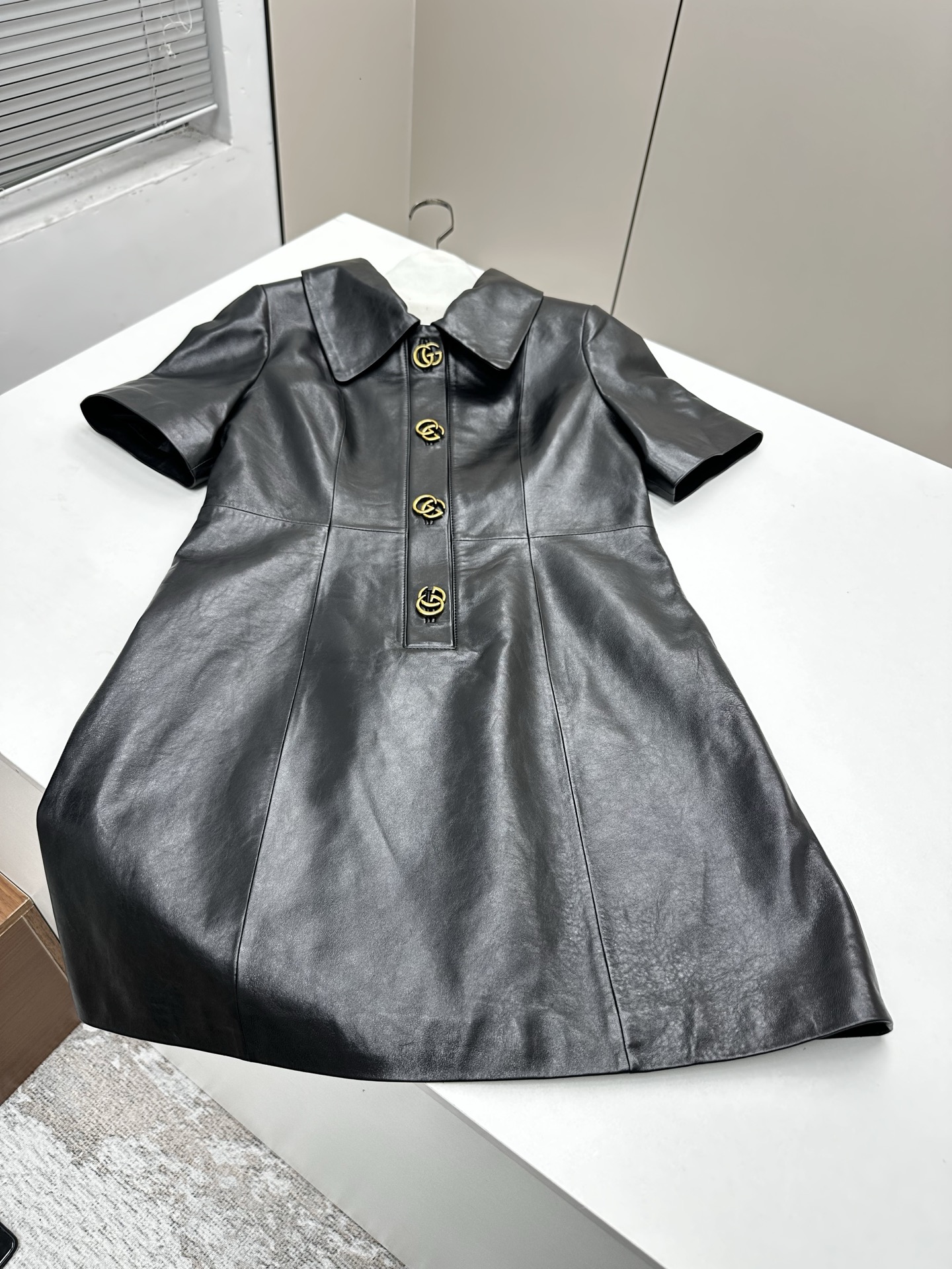 NO:900377,# Genuine leather dress Original customized hardware accessories Made of oil-waxed leather imported from New Zealand Sizes S, M, L, XL Brand Story Guccl  (Gucci) is a fashion luxury brand originating from Italy and one of the global luxury brands. It was founded by Guccio Gucci in Florence, Italy in 1919. Gucci's products include fashion, leather goods, leather shoes, watches, ties, silk scarves, perfumes, household products and pet products, etc. It is famous for its unique creativity and innovation, as well as exquisite Italian craftsmanship. CUcCI  Brand fashion has always been famous for its high-end, luxury and sexy, Gucci-clothing, gucci, gucci, skirts, ties,19860909# 真皮气质连衣裙 原版定制五金辅料 采用新西兰进口油蜡皮料 尺码S,M,L,XL 品牌故事 Guccl (古驰)是源于意大利的时装奢饰品牌,是全球奢侈品品牌之一.由古驰奥-古驰在19于意大利佛罗伦萨创办.古驰的产品包括时装、皮具、皮鞋、手表、领带、丝巾、香水、家居用品及宠物用品等,借由其独特的创意和革新,以及精湛的意大利工艺闻名于世. CUcCI 品牌时装一向以高档、豪华、性感而闻名于世,古驰-服装,gucci,gucci,skirts,ties,,Women's clothing