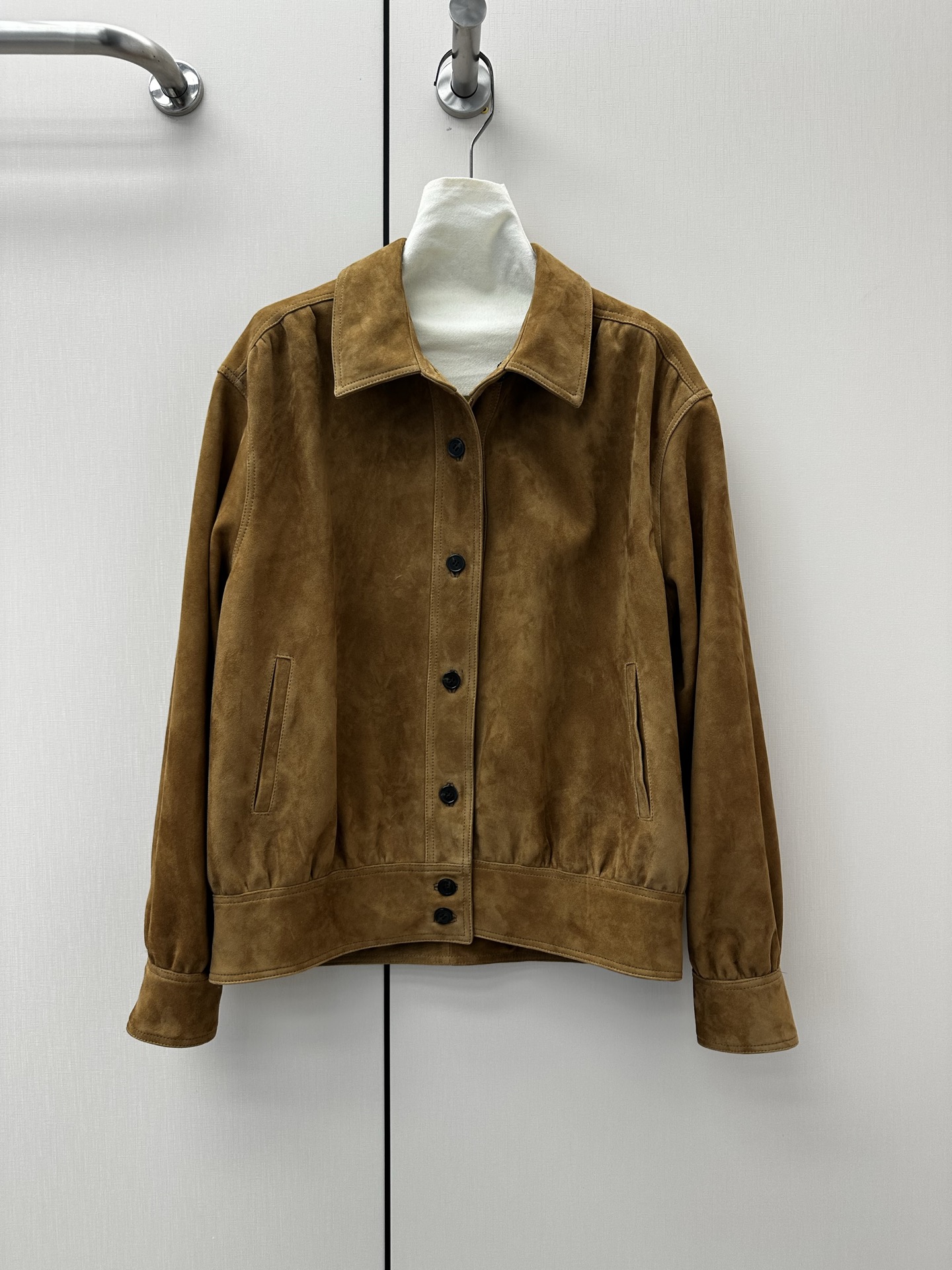 NO:929439,————Saint Laurent ————Imported suede lambskin!   The new 2026 autumn shoulder pleats have a sense of design!  Look at the leather details!  Stylish and classy!  Exquisite and high-end workmanship!  The shape is not picky, fashionable and versatile. Sizes S-19860909————Saint Laurent 圣罗兰 ———— 进口反绒小羊皮！  2026秋季新品肩膀褶有设计感 ！皮质看细节！时髦且有档次！ 做工细腻高级！版型不挑人 时髦且百搭 尺码S- XL 颜色三色,圣罗兰-服装,saint laurent,saint laurent,sheepskin,,Women's clothing