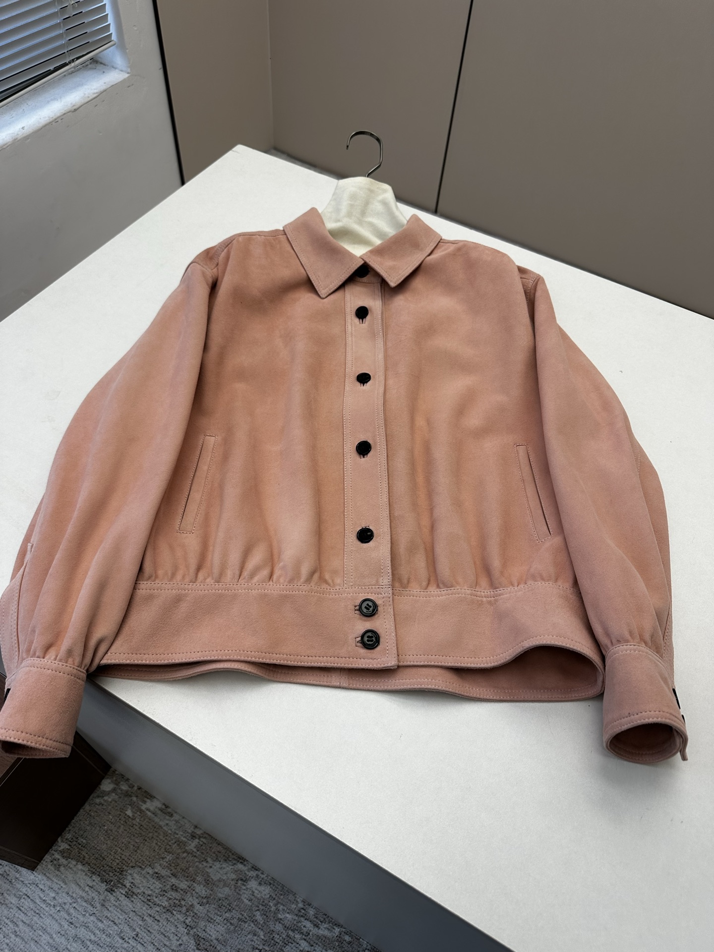 NO:900370,————Saint Laurent ————Imported suede lambskin!   The new 2026 autumn shoulder pleats have a sense of design!  Look at the leather details!  Stylish and classy!  Exquisite and high-end workmanship!  The shape is not picky, fashionable and versatile. Sizes S-19860909————Saint Laurent 圣罗兰 ———— 进口反绒小羊皮！  2026秋季新品肩膀褶有设计感 ！皮质看细节！时髦且有档次！ 做工细腻高级！版型不挑人 时髦且百搭 尺码S- XL 颜色三色,圣罗兰-服装,saint laurent,saint laurent,sheepskin,,Women's clothing