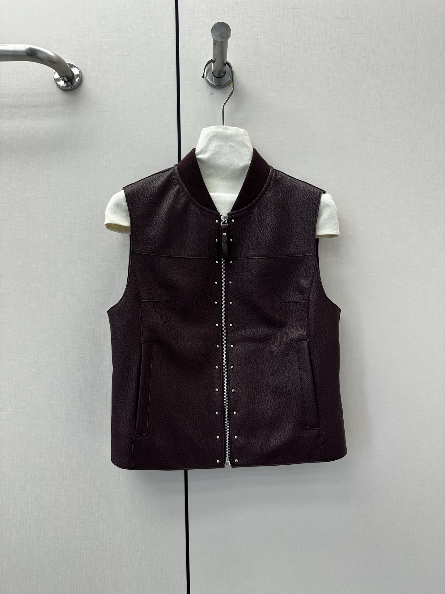 NO:929440,━━━━ ●Herme*● ━━━━ Hermès 2026 Autumn and Winter New Style Super Fried Leather Vest The details of the entire leather jacket are made of imported pebbled Hermès lambskin, with oil edge craftsmanship, delicate and soft texture, and rivet design on the placket. It is complex and delicate. Simple and elegant, it brings visual focus and symbolizes purity without being defined. Luxurious and high-end quality!  Five colors and four colors S- XL,Hermes-clothing,hermes,hermes,leather jacket,sheepskin,19860909━━━━ ●Herme*● ━━━━ 爱马仕2026秋冬新款 超炸皮衣马甲 整件皮衣细节选用进口荔枝纹爱马仕小羊皮,油边工艺,细腻而柔软的质感,门襟采用铆钉设计 复杂又细腻 简洁大方为带来视觉聚焦 象征纯澈而不被定义 奢华高端品质！ 五色四色 S- XL,爱马仕-服装,hermes,hermes,leather jacket,sheepskin,,Women's clothing
