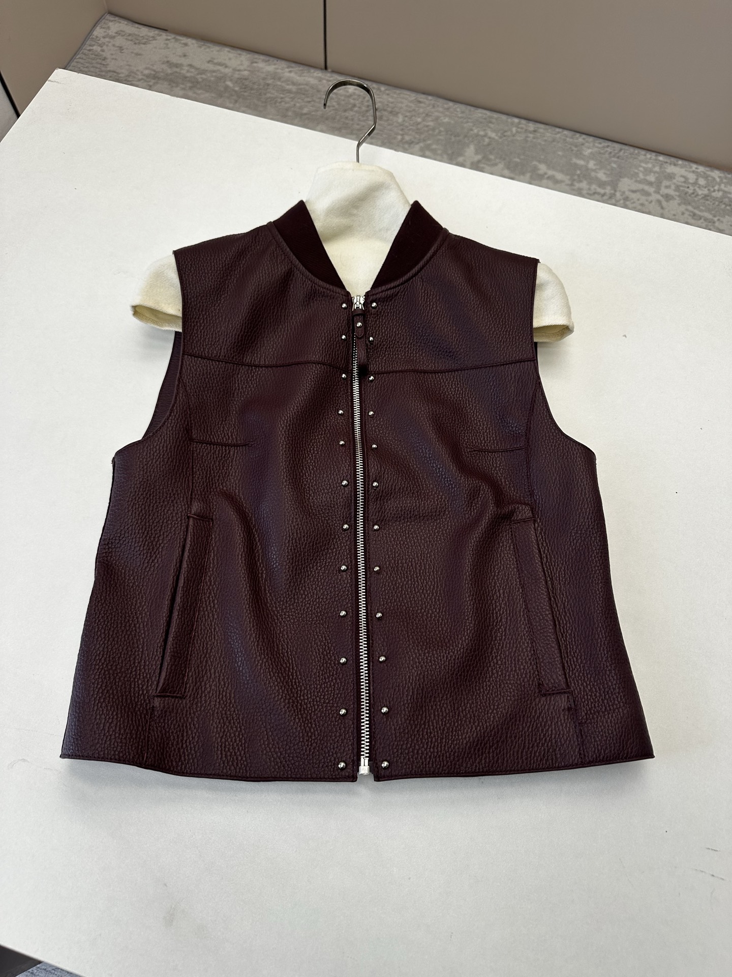 NO:900356,━━━━ ●Herme*● ━━━━ Hermès 2026 Autumn and Winter New Style Super Fried Leather Vest The details of the entire leather jacket are made of imported pebbled Hermès lambskin, with oil edge craftsmanship, delicate and soft texture, and rivet design on the placket. It is complex and delicate. Simple and elegant, it brings visual focus and symbolizes purity without being defined. Luxurious and high-end quality!  Five colors and four colors S- XL,Hermes-clothing,hermes,hermes,leather jacket,sheepskin,19860909━━━━ ●Herme*● ━━━━ 爱马仕2026秋冬新款 超炸皮衣马甲 整件皮衣细节选用进口荔枝纹爱马仕小羊皮,油边工艺,细腻而柔软的质感,门襟采用铆钉设计 复杂又细腻 简洁大方为带来视觉聚焦 象征纯澈而不被定义 奢华高端品质！ 五色四色 S- XL,爱马仕-服装,hermes,hermes,leather jacket,sheepskin,,Women's clothing