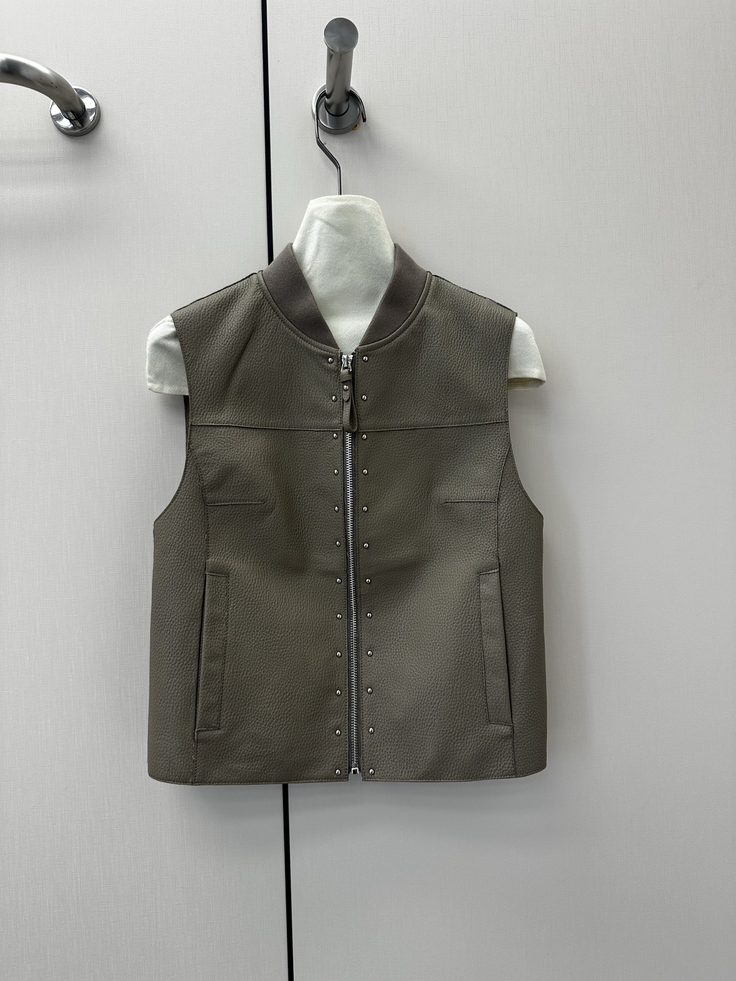 NO:900362,━━━━ ●Herme*● ━━━━ Hermès 2026 Autumn and Winter New Style Super Fried Leather Vest The details of the entire leather jacket are made of imported pebbled Hermès lambskin, with oil edge craftsmanship, delicate and soft texture, and rivet design on the placket. It is complex and delicate. Simple and elegant, it brings visual focus and symbolizes purity without being defined. Luxurious and high-end quality!  Elephant gray S- XL,Hermes-clothing,hermes,hermes,leather jacket,sheepskin,19860909━━━━ ●Herme*● ━━━━ 爱马仕2026秋冬新款 超炸皮衣马甲 整件皮衣细节选用进口荔枝纹爱马仕小羊皮,油边工艺,细腻而柔软的质感,门襟采用铆钉设计 复杂又细腻 简洁大方为带来视觉聚焦 象征纯澈而不被定义 奢华高端品质！ 大象灰 S- XL,爱马仕-服装,hermes,hermes,leather jacket,sheepskin,,Women's clothing