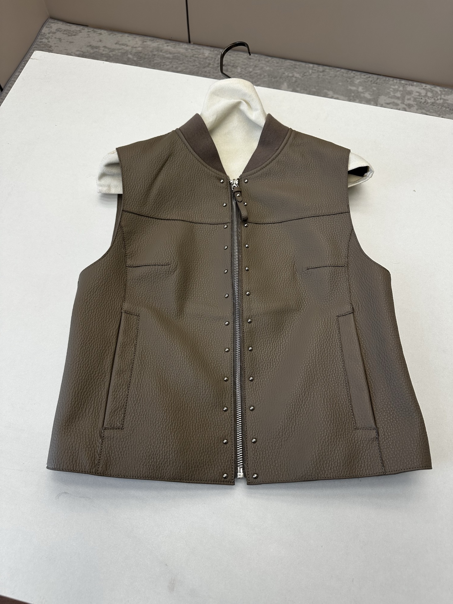 NO:900368,━━━━ ●Herme*● ━━━━ Hermès 2026 Autumn and Winter New Style Super Fried Leather Vest The details of the entire leather jacket are made of imported pebbled Hermès lambskin, with oil edge craftsmanship, delicate and soft texture, and rivet design on the placket. It is complex and delicate. Simple and elegant, it brings visual focus and symbolizes purity without being defined. Luxurious and high-end quality!  Five colors and four colors S- XL,Hermes-clothing,hermes,hermes,leather jacket,sheepskin,19860909━━━━ ●Herme*● ━━━━ 爱马仕2026秋冬新款 超炸皮衣马甲 整件皮衣细节选用进口荔枝纹爱马仕小羊皮,油边工艺,细腻而柔软的质感,门襟采用铆钉设计 复杂又细腻 简洁大方为带来视觉聚焦 象征纯澈而不被定义 奢华高端品质！ 五色四色 S- XL,爱马仕-服装,hermes,hermes,leather jacket,sheepskin,,Women's clothing