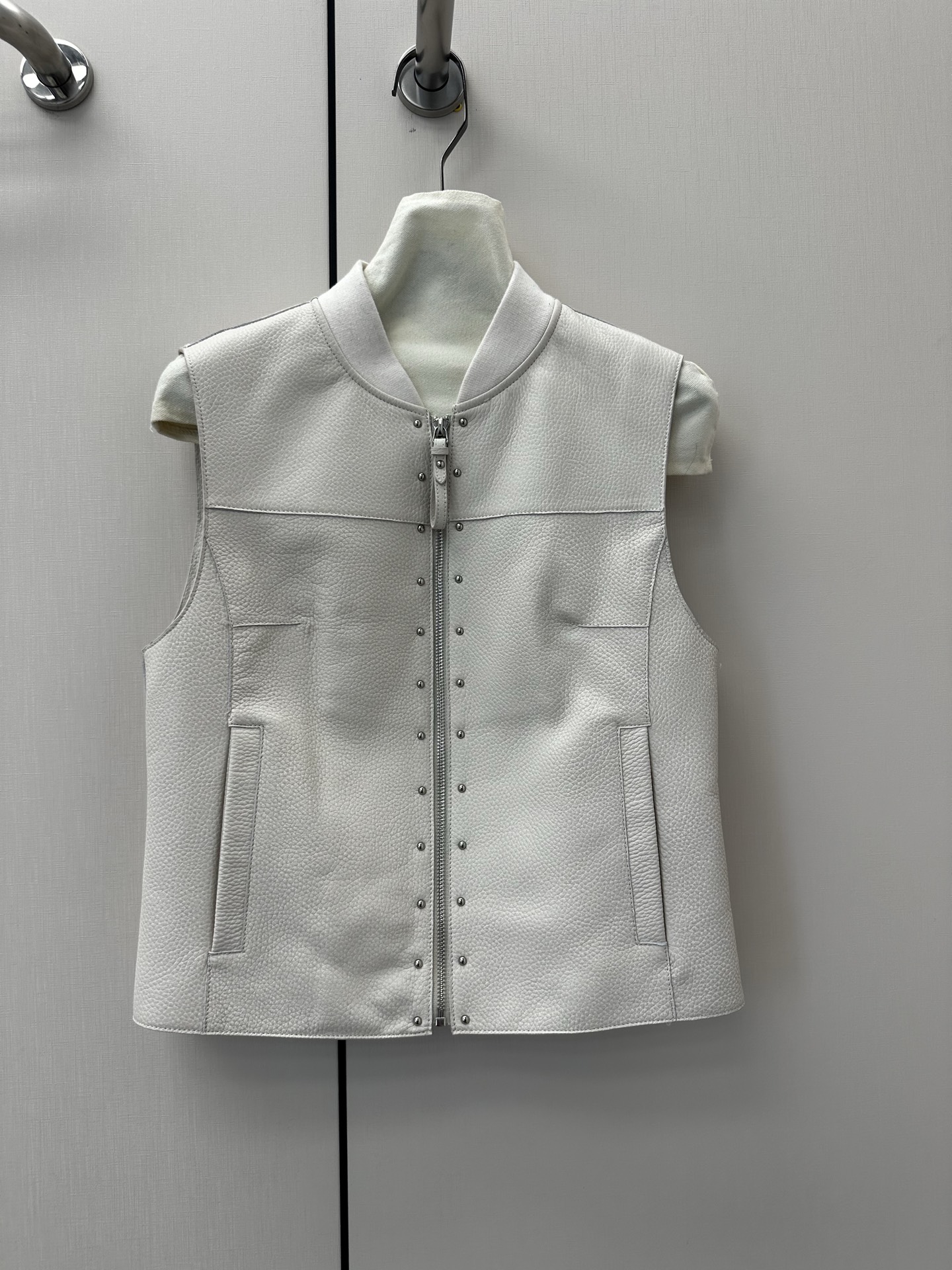 NO:900372,━━━━ ●Herme*● ━━━━ Hermès 2026 Autumn and Winter New Style Super Fried Leather Vest. The details of the entire leather jacket are made of imported pebbled Hermès lambskin, with oil edge craftsmanship, delicate and soft texture, and rivet design on the placket. It is complex and delicate. Simple and elegant, it brings visual focus and symbolizes purity without being defined. Luxurious and high-end quality!  White S- XL,Hermes-clothing,hermes,hermes,leather jacket,sheepskin,19860909━━━━ ●Herme*● ━━━━ 爱马仕2026秋冬新款 超炸皮衣马甲 整件皮衣细节选用进口荔枝纹爱马仕小羊皮,油边工艺,细腻而柔软的质感,门襟采用铆钉设计 复杂又细腻 简洁大方为带来视觉聚焦 象征纯澈而不被定义 奢华高端品质！ 白 S- XL,爱马仕-服装,hermes,hermes,leather jacket,sheepskin,,Women's clothing