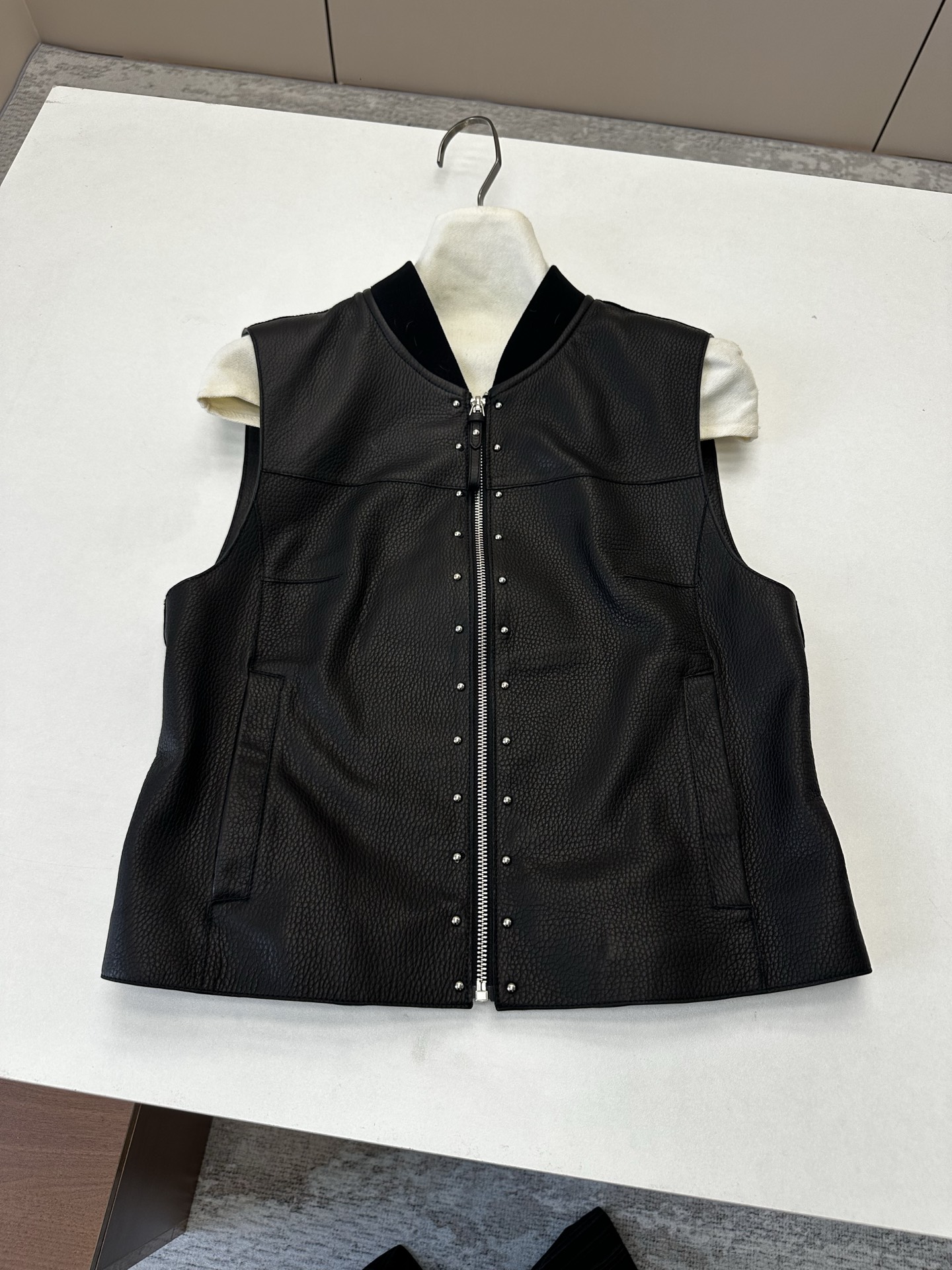NO:900317,━━━━ ●Herme*● ━━━━ Hermès 2026 Autumn and Winter New Style Super Fried Leather Vest. The details of the entire leather jacket are made of imported pebbled Hermès lambskin, with oil edge craftsmanship, delicate and soft texture, and rivet design on the placket. It is complex and delicate. Simple and elegant, it brings visual focus and symbolizes purity without being defined. Luxurious and high-end quality!  Five colors and four colors S- XL,Hermes-clothing,hermes,hermes,leather jacket,sheepskin,19860909━━━━ ●Herme*● ━━━━ 爱马仕2026秋冬新款 超炸皮衣马甲 整件皮衣细节选用进口荔枝纹爱马仕小羊皮,油边工艺,细腻而柔软的质感,门襟采用铆钉设计 复杂又细腻 简洁大方为带来视觉聚焦 象征纯澈而不被定义 奢华高端品质！ 五色四色 S- XL,爱马仕-服装,hermes,hermes,leather jacket,sheepskin,,Women's clothing