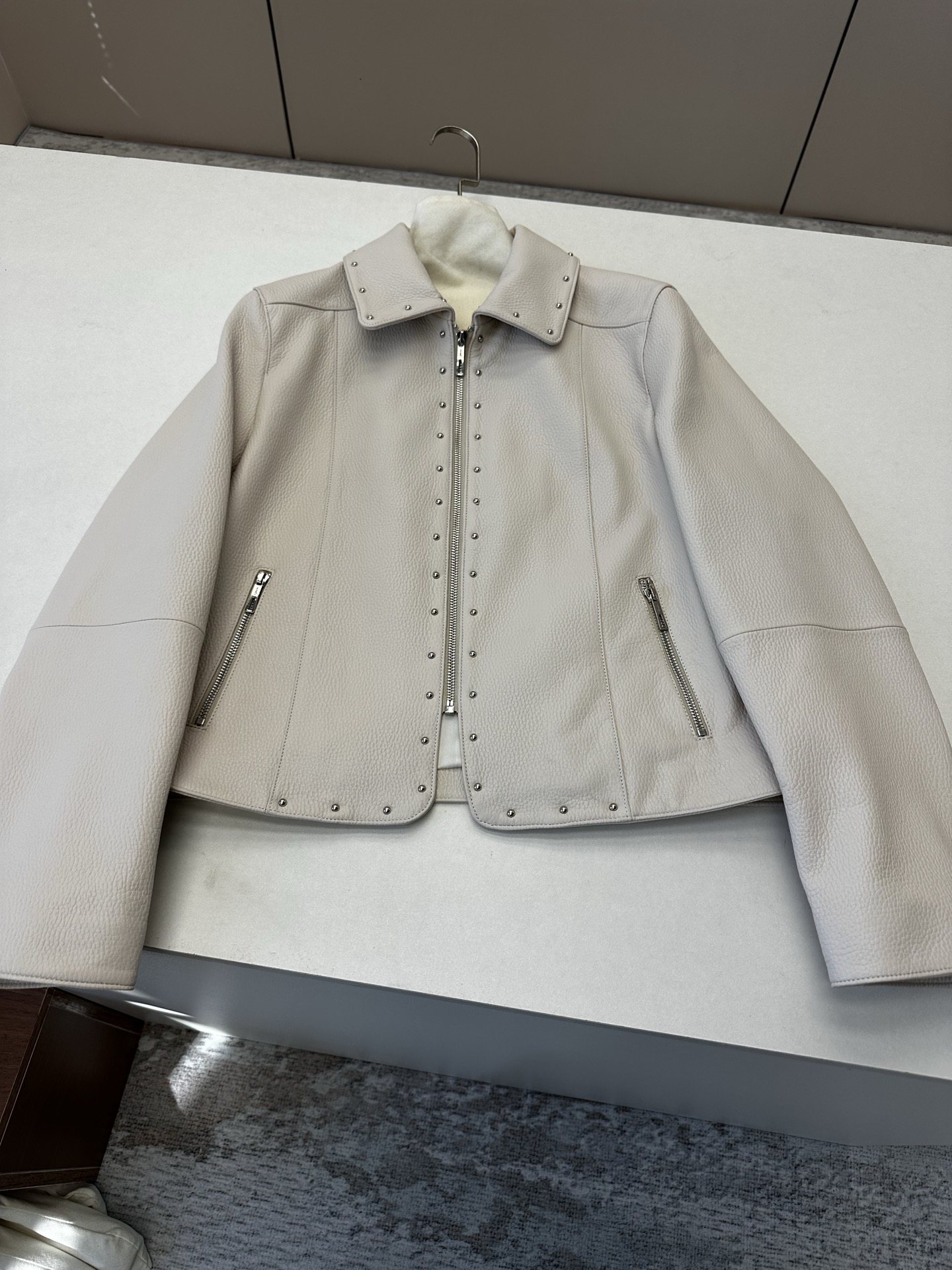 NO:950197,━━━━ ●Herme*● ━━━━ Hermès 2026 Autumn and Winter New Style Super Heavy Industry Leather Jacket. The details of the entire leather jacket are made of imported pebbled Hermès lambskin, with oil edge craftsmanship, delicate and soft texture, and rivet design on the placket. It is complex and delicate. Simple and elegant, it brings visual focus and symbolizes purity without being defined. Luxurious high-end quality!  White S- XL,Hermes-clothing,hermes,hermes,leather jacket,sheepskin,19860909━━━━ ●Herme*● ━━━━ 爱马仕2026秋冬新款 超炸重工皮衣 整件皮衣细节选用进口荔枝纹爱马仕小羊皮,油边工艺,细腻而柔软的质感,门襟采用铆钉设计 复杂又细腻 简洁大方为带来视觉聚焦 象征纯澈而不被定义 奢华高端品质！ 白 S- XL,爱马仕-服装,hermes,hermes,leather jacket,sheepskin,,Women's clothing