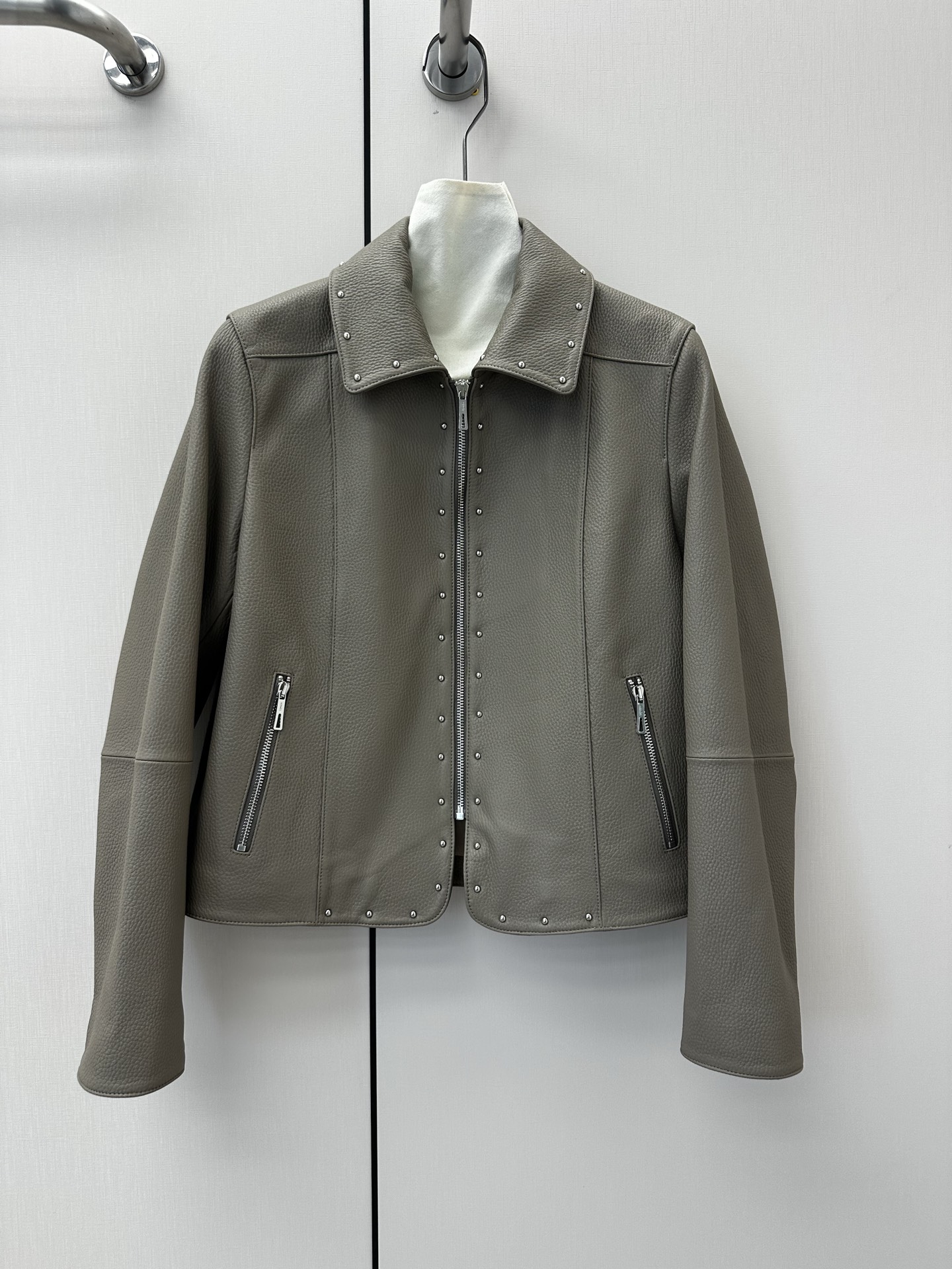 NO:931170,━━━━ ●Herme*● ━━━━ Hermès 2026 Autumn and Winter New Style Super Fried Leather Jacket The details of the entire leather jacket are made of imported pebbled Hermès lambskin, with oil edge craftsmanship, delicate and soft texture, and rivet design on the placket. It is complex and delicate. Simple and elegant, it brings visual focus and symbolizes purity without being defined. Luxurious and high-end quality!  Elephant gray S- XL,Hermes-clothing,hermes,hermes,jackets & coats,leather jacket,sheepskin,19860909━━━━ ●Herme*● ━━━━ 爱马仕2026秋冬新款 超炸皮衣外套 整件皮衣细节选用进口荔枝纹爱马仕小羊皮,油边工艺,细腻而柔软的质感,门襟采用铆钉设计 复杂又细腻 简洁大方为带来视觉聚焦 象征纯澈而不被定义 奢华高端品质！ 大象灰 S- XL,爱马仕-服装,hermes,hermes,jackets & coats,leather jacket,sheepskin,,Women's clothing