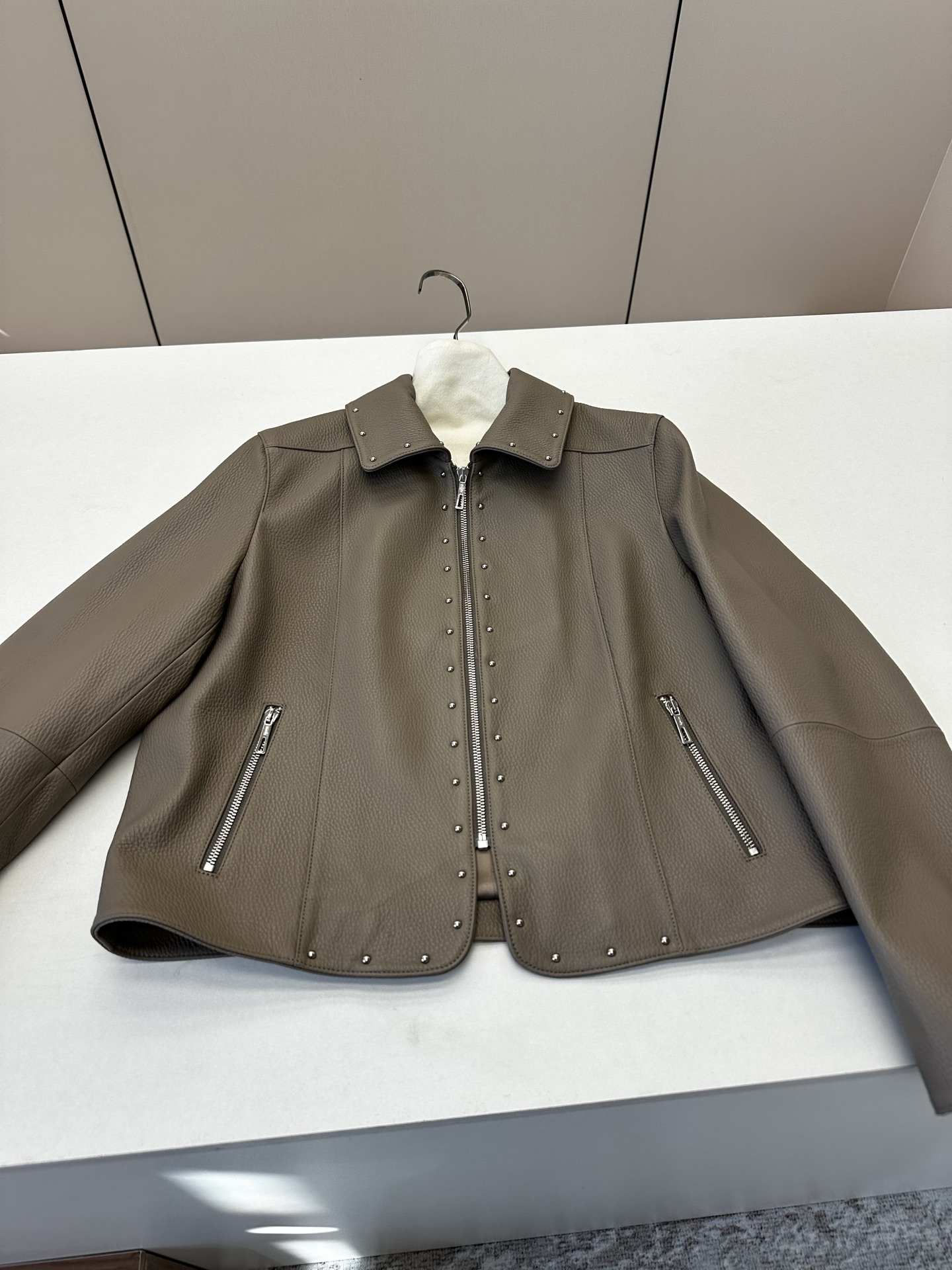 NO:931158,━━━━ ●Herme*● ━━━━ Hermès 2026 Autumn and Winter New Style Super Heavy Industry Leather Jacket. The details of the entire leather jacket are made of imported pebbled Hermès lambskin, with oil edge craftsmanship, delicate and soft texture, and rivet design on the placket. It is complex and delicate. Simple and elegant, it brings visual focus, symbolizes purity without being defined, luxurious and high-end quality!  White S- XL,Hermes-clothing,hermes,hermes,leather jacket,sheepskin,19860909━━━━ ●Herme*● ━━━━ 爱马仕2026秋冬新款 超炸重工皮衣 整件皮衣细节选用进口荔枝纹爱马仕小羊皮,油边工艺,细腻而柔软的质感,门襟采用铆钉设计 复杂又细腻 简洁大方为带来视觉聚焦 象征纯澈而不被定义 奢华高端品质！ 白 S- XL,爱马仕-服装,hermes,hermes,leather jacket,sheepskin,,Women's clothing