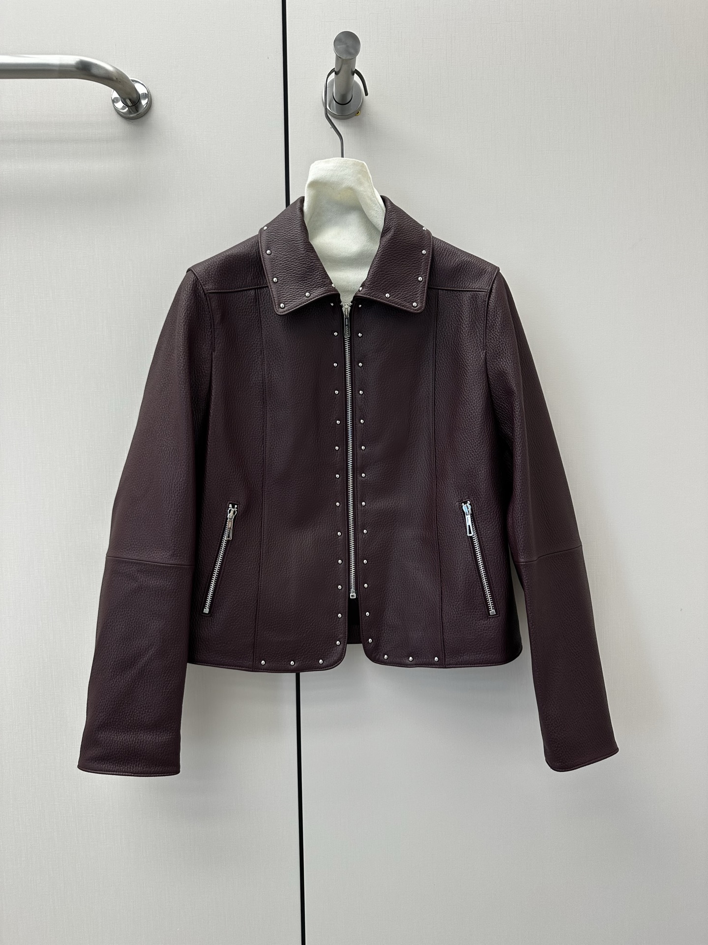 NO:931181,━━━━ ●Herme*● ━━━━ Hermès 2026 Autumn and Winter New Style Super Fried Leather Jacket The details of the entire leather jacket are made of imported pebbled Hermès lambskin, with oil edge craftsmanship, delicate and soft texture, and rivet design on the placket. It is complex and delicate. Simple and elegant, it brings visual focus and symbolizes purity without being defined. Luxurious and high-end quality!  Burgundy S- XL,Hermes-clothing,hermes,hermes,jackets & coats,leather jacket,sheepskin,19860909━━━━ ●Herme*● ━━━━ 爱马仕2026秋冬新款 超炸皮衣外套 整件皮衣细节选用进口荔枝纹爱马仕小羊皮,油边工艺,细腻而柔软的质感,门襟采用铆钉设计 复杂又细腻 简洁大方为带来视觉聚焦 象征纯澈而不被定义 奢华高端品质！ 酒红 S- XL,爱马仕-服装,hermes,hermes,jackets & coats,leather jacket,sheepskin,,Women's clothing