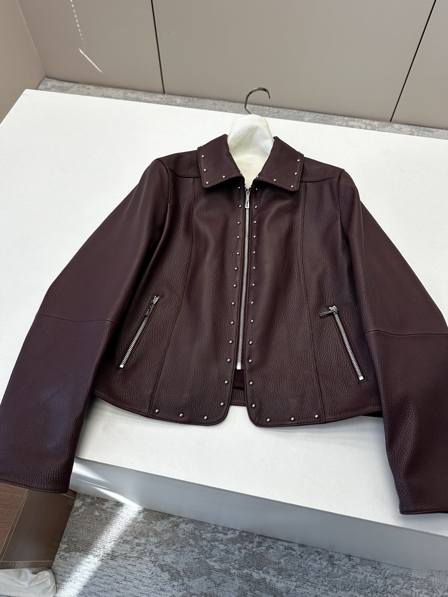 NO:931192,━━━━ ●Herme*● ━━━━ Hermès 2026 Autumn and Winter New Style Super Heavy Industry Leather Jacket. The details of the entire leather jacket are made of imported pebbled Hermès lambskin, with oil edge craftsmanship, delicate and soft texture, and rivet design on the placket. It is complex and delicate. Simple and elegant, it brings visual focus, symbolizes purity without being defined, luxurious and high-end quality!  White S- XL,Hermes-clothing,hermes,hermes,leather jacket,sheepskin,19860909━━━━ ●Herme*● ━━━━ 爱马仕2026秋冬新款 超炸重工皮衣 整件皮衣细节选用进口荔枝纹爱马仕小羊皮,油边工艺,细腻而柔软的质感,门襟采用铆钉设计 复杂又细腻 简洁大方为带来视觉聚焦 象征纯澈而不被定义 奢华高端品质！ 白 S- XL,爱马仕-服装,hermes,hermes,leather jacket,sheepskin,,Women's clothing