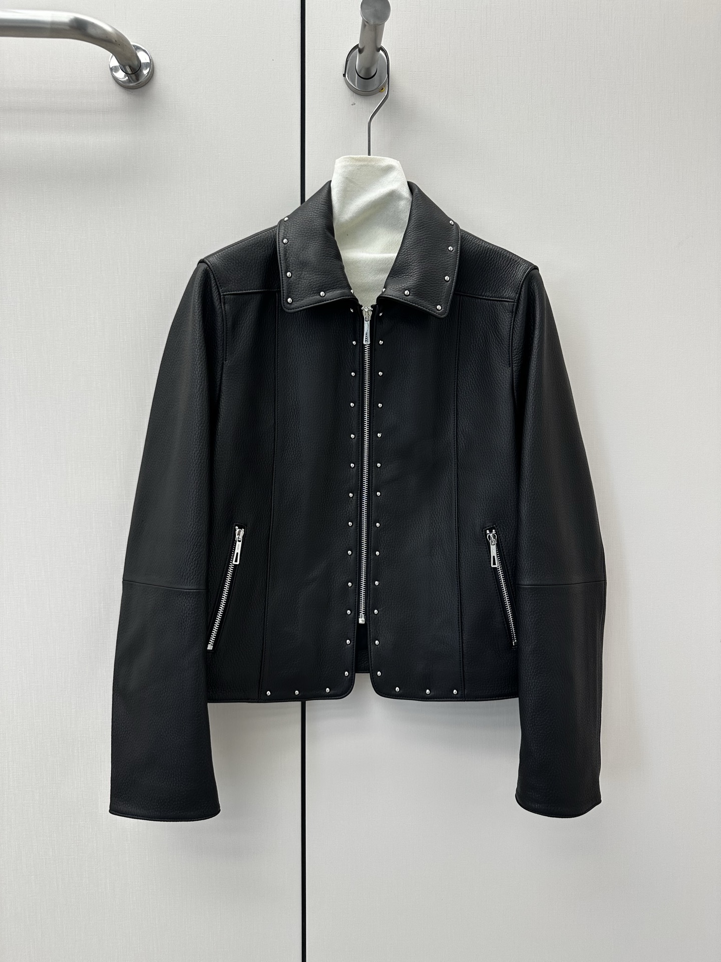 NO:931204,━━━━ ●Herme*● ━━━━ Hermès 2026 Autumn and Winter New Style Super Fried Leather Jacket The details of the entire leather jacket are made of imported pebbled Hermès lambskin, with oil edge craftsmanship, delicate and soft texture, and rivet design on the placket. It is complex and delicate. Simple and elegant, it brings visual focus and symbolizes purity without being defined. Luxurious and high-end quality!  Temperament black S- XL,Hermes-clothing,hermes,hermes,jackets & coats,leather jacket,sheepskin,19860909━━━━ ●Herme*● ━━━━ 爱马仕2026秋冬新款 超炸皮衣外套 整件皮衣细节选用进口荔枝纹爱马仕小羊皮,油边工艺,细腻而柔软的质感,门襟采用铆钉设计 复杂又细腻 简洁大方为带来视觉聚焦 象征纯澈而不被定义 奢华高端品质！ 气质黑 S- XL,爱马仕-服装,hermes,hermes,jackets & coats,leather jacket,sheepskin,,Women's clothing
