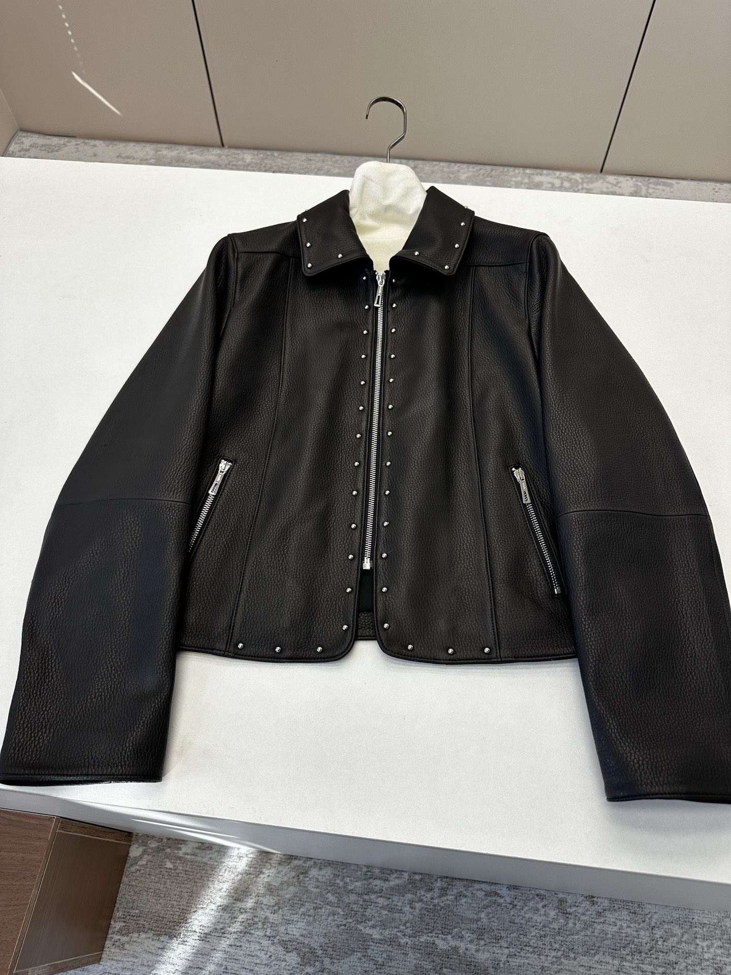 NO:931215,━━━━ ●Herme*● ━━━━ Hermès 2026 Autumn and Winter New Style Super Heavy Industry Leather Jacket. The details of the entire leather jacket are made of imported pebbled Hermès lambskin, with oil edge craftsmanship, delicate and soft texture, and rivet design on the placket. It is complex and delicate. Simple and elegant, it brings visual focus, symbolizes purity without being defined, luxurious and high-end quality!  White S- XL,Hermes-clothing,hermes,hermes,leather jacket,sheepskin,19860909━━━━ ●Herme*● ━━━━ 爱马仕2026秋冬新款 超炸重工皮衣 整件皮衣细节选用进口荔枝纹爱马仕小羊皮,油边工艺,细腻而柔软的质感,门襟采用铆钉设计 复杂又细腻 简洁大方为带来视觉聚焦 象征纯澈而不被定义 奢华高端品质！ 白 S- XL,爱马仕-服装,hermes,hermes,leather jacket,sheepskin,,Women's clothing