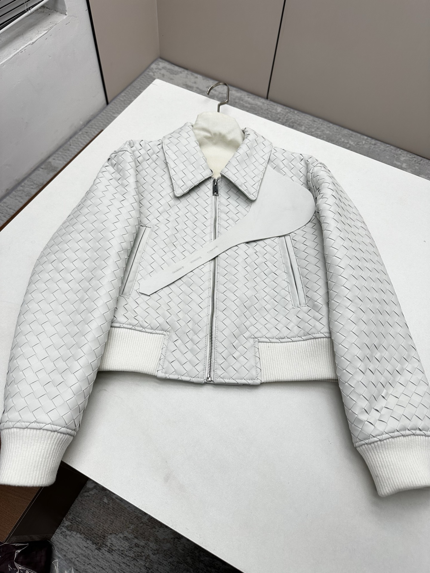 NO:941471,Introduction to BottegaVeneta BV｜2026 Spring New Products This season’s best woven jacket items!  Original custom-made, sweet and cool retro style, easy-to-match and fashionable version!  Heavy knitting!  Very distinctive!  - MATERIAL - Leather surface imported original sheepskin with heavy craftsmanship size S-19860909BottegaVeneta BV简介｜2026春季新品 本季度最佳夹克编织单品！原版订制 甜酷风复古气质,版型不挑人百搭又时髦！重工编织！非常有特点！ - MATERIAL 材质 - 皮面进口原版羊皮重工艺 sizeＳ- XL,葆蝶家-服装,bottega veneta,bottega veneta,bottega veneta,jackets & coats,sheepskin,,Women's clothing