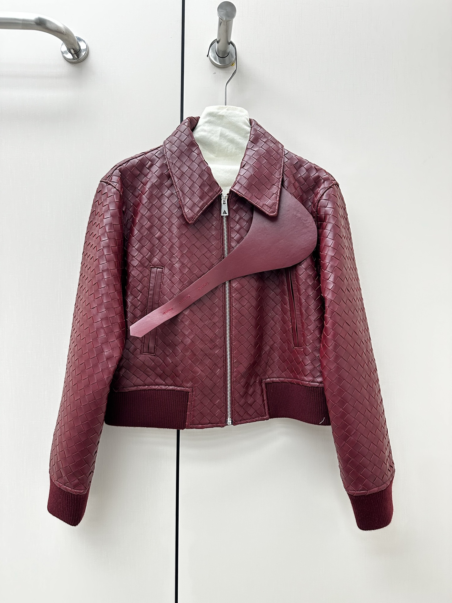 NO:941478,Introduction to BottegaVeneta BV｜2025 Spring New Products The best woven jacket items this season!  Original custom-made, sweet and cool retro style, easy-to-match and fashionable version!  Heavy knitting!  Very distinctive!  - MATERIAL material - leather surface imported original sheepskin heavy craftsmanship size S-19860909BottegaVeneta BV简介｜2025春季新品 本季度最佳夹克编织单品！原版订制 甜酷风复古气质,版型不挑人百搭又时髦！重工编织！非常有特点！ - MATERIAL 材质 - 皮面进口原版羊皮重工艺 sizeＳ- XL 酒红色,葆蝶家-服装,bottega veneta,bottega veneta,bottega veneta,jackets & coats,sheepskin,,Women's clothing