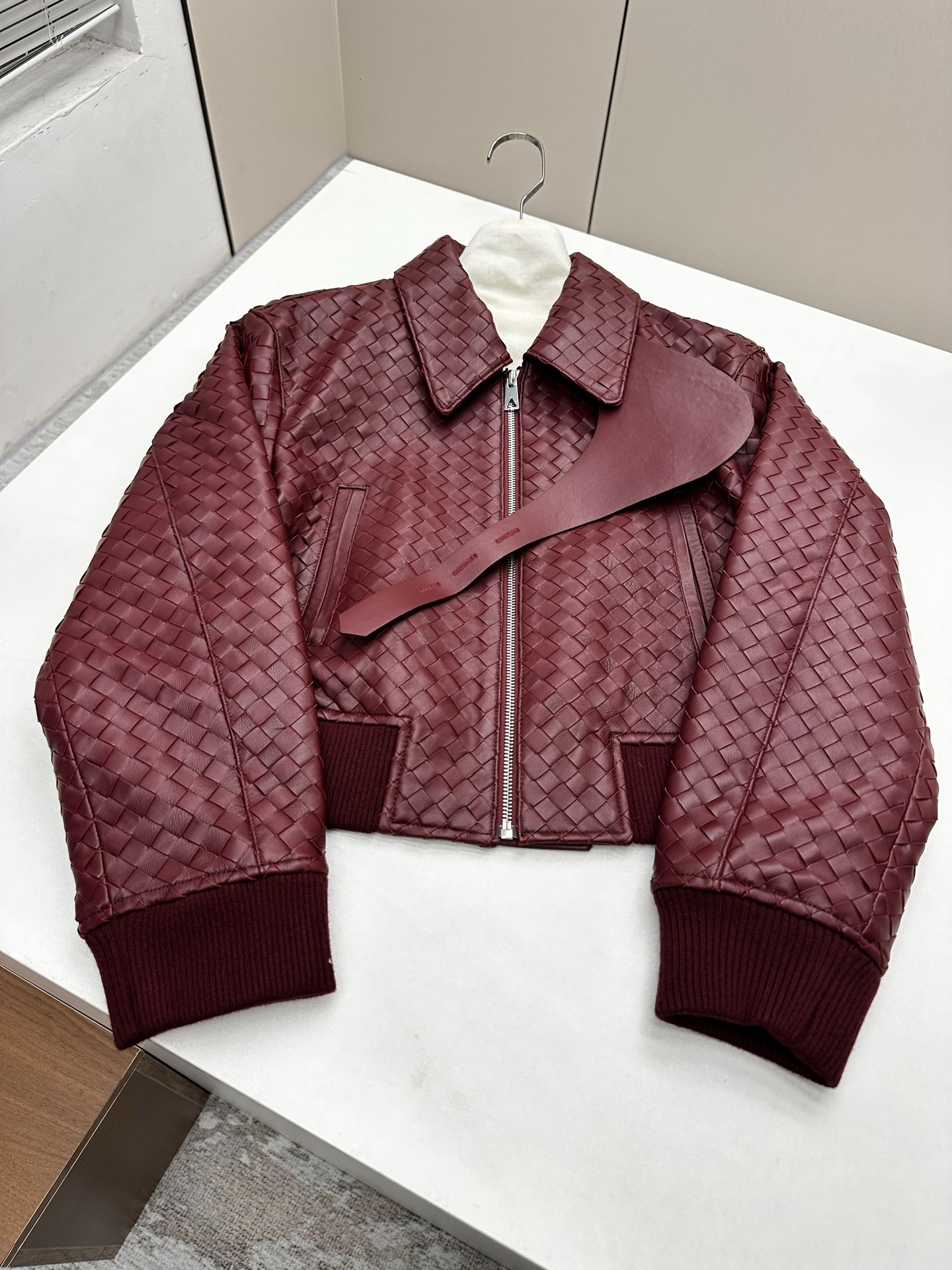 NO:941486,Introduction to BottegaVeneta BV｜2026 Spring New Products This season’s best woven jacket items!  Original custom-made, sweet and cool retro style, easy-to-match and fashionable version!  Heavy knitting!  Very distinctive!  - MATERIAL - Leather surface imported original sheepskin with heavy craftsmanship size S-19860909BottegaVeneta BV简介｜2026春季新品 本季度最佳夹克编织单品！原版订制 甜酷风复古气质,版型不挑人百搭又时髦！重工编织！非常有特点！ - MATERIAL 材质 - 皮面进口原版羊皮重工艺 sizeＳ- XL,葆蝶家-服装,bottega veneta,bottega veneta,bottega veneta,jackets & coats,sheepskin,,Women's clothing