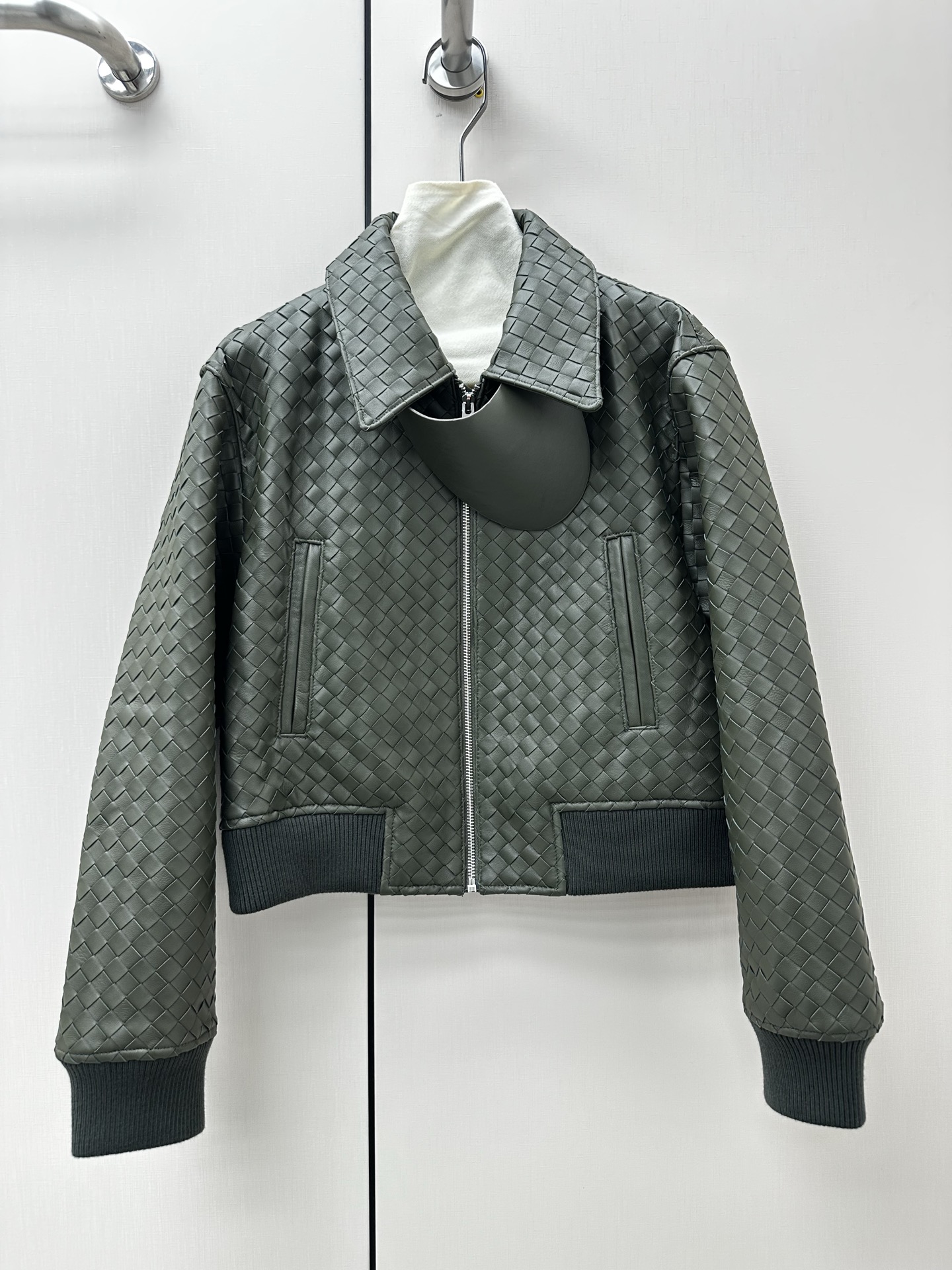 NO:941493,Introduction to BottegaVeneta BV｜2025 Spring New Products The best woven jacket items this season!  Original custom-made, sweet and cool retro style, easy-to-match and fashionable version!  Heavy knitting!  Very distinctive!  - MATERIAL material - leather surface imported original sheepskin heavy craftsmanship size S-19860909BottegaVeneta BV简介｜2025春季新品 本季度最佳夹克编织单品！原版订制 甜酷风复古气质,版型不挑人百搭又时髦！重工编织！非常有特点！ - MATERIAL 材质 - 皮面进口原版羊皮重工艺 sizeＳ- XL 墨绿色,葆蝶家-服装,bottega veneta,bottega veneta,bottega veneta,jackets & coats,sheepskin,,Women's clothing