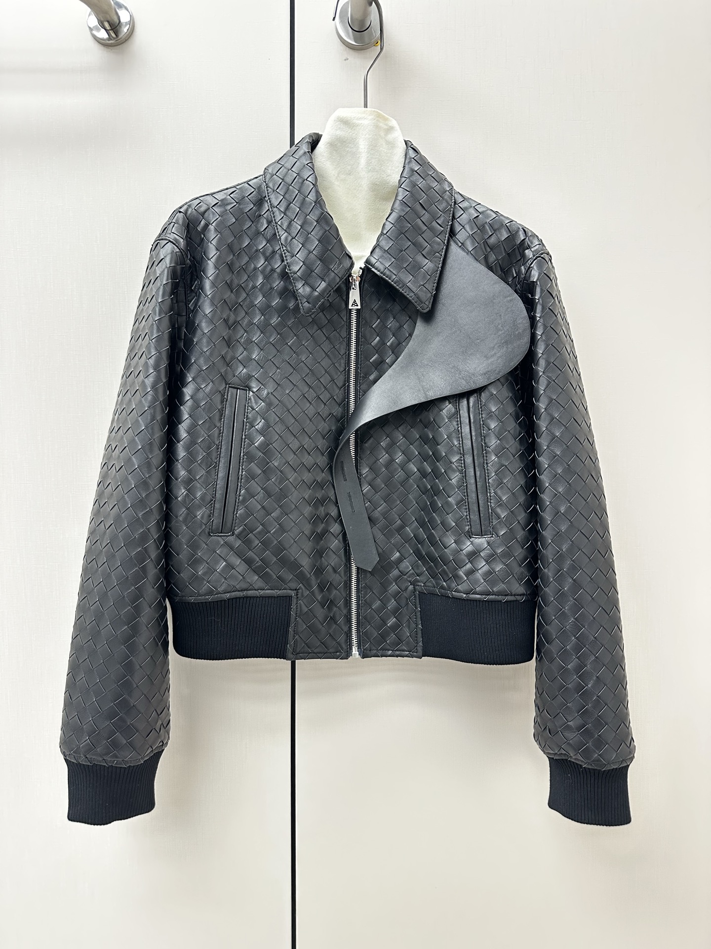 NO:941447,Introduction to BottegaVeneta BV｜2025 Spring New Products The best woven jacket items this season!  Original custom-made, sweet and cool retro style, easy-to-match and fashionable version!  Heavy knitting!  Very distinctive!  - MATERIAL material - leather surface imported original sheepskin heavy craftsmanship size S- XL black, Bottega Veneta - clothing,bottega veneta,bottega veneta,bottega veneta,jackets & coats,sheepskin,19860909BottegaVeneta BV简介｜2025春季新品 本季度最佳夹克编织单品！原版订制 甜酷风复古气质,版型不挑人百搭又时髦！重工编织！非常有特点！ - MATERIAL 材质 - 皮面进口原版羊皮重工艺 sizeＳ- XL 黑色,葆蝶家-服装,bottega veneta,bottega veneta,bottega veneta,jackets & coats,sheepskin,,Women's clothing